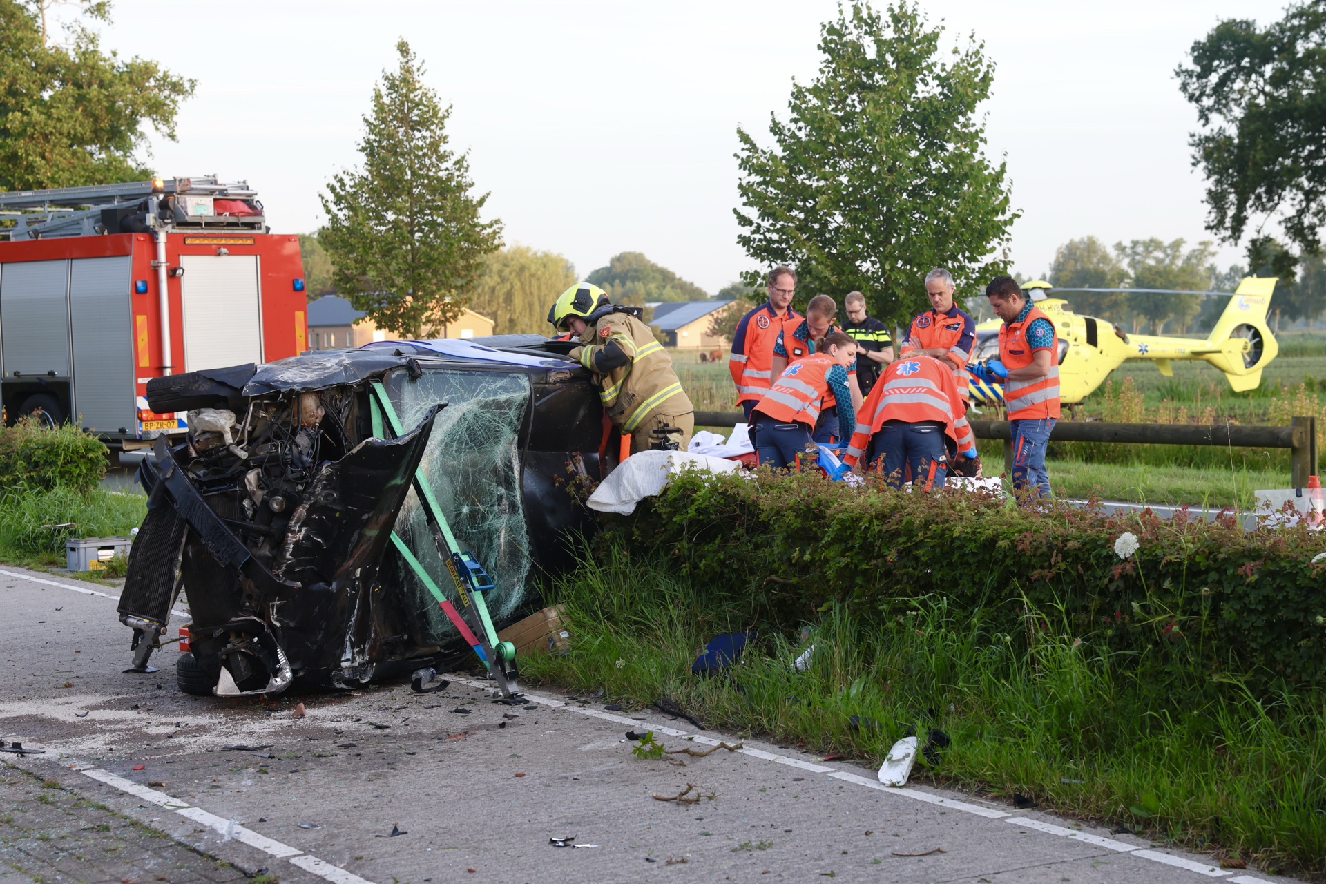 Auto ramt huis en belandt op z’n kant, bestuurder ernstig gewond