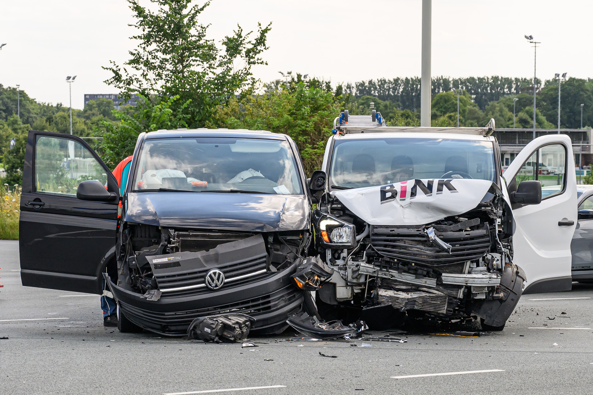 Veel schade na botsing tussen bestelbussen, afrit A27 tijdelijk dicht
