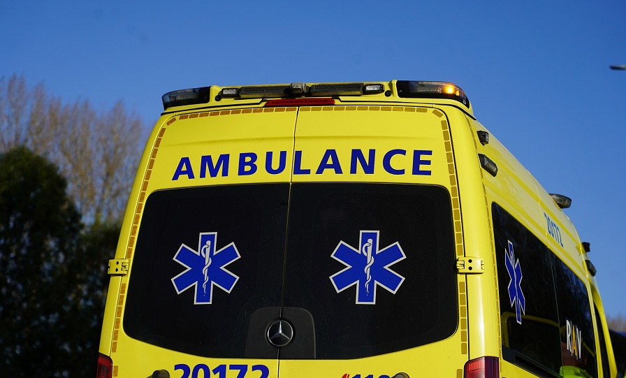 Automobilist gewond na eenzijdig ongeval: auto belandt op z’n kop