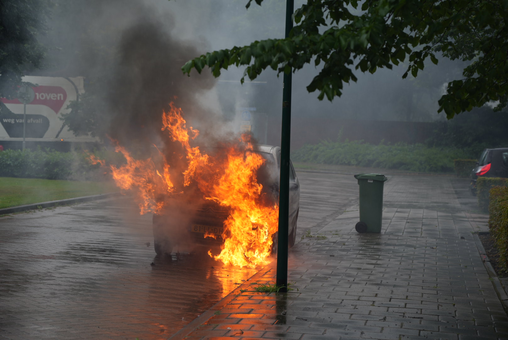 Geparkeerde auto gaat in vlammen op