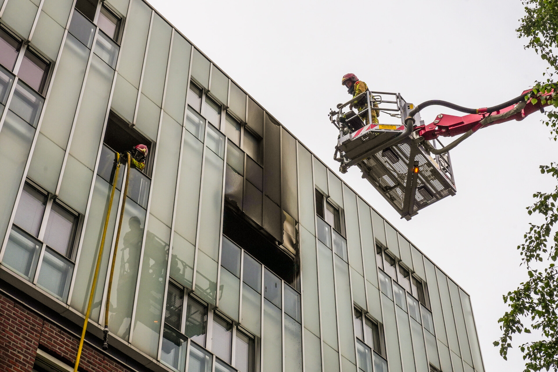 Brandweer blust balkonbrand
