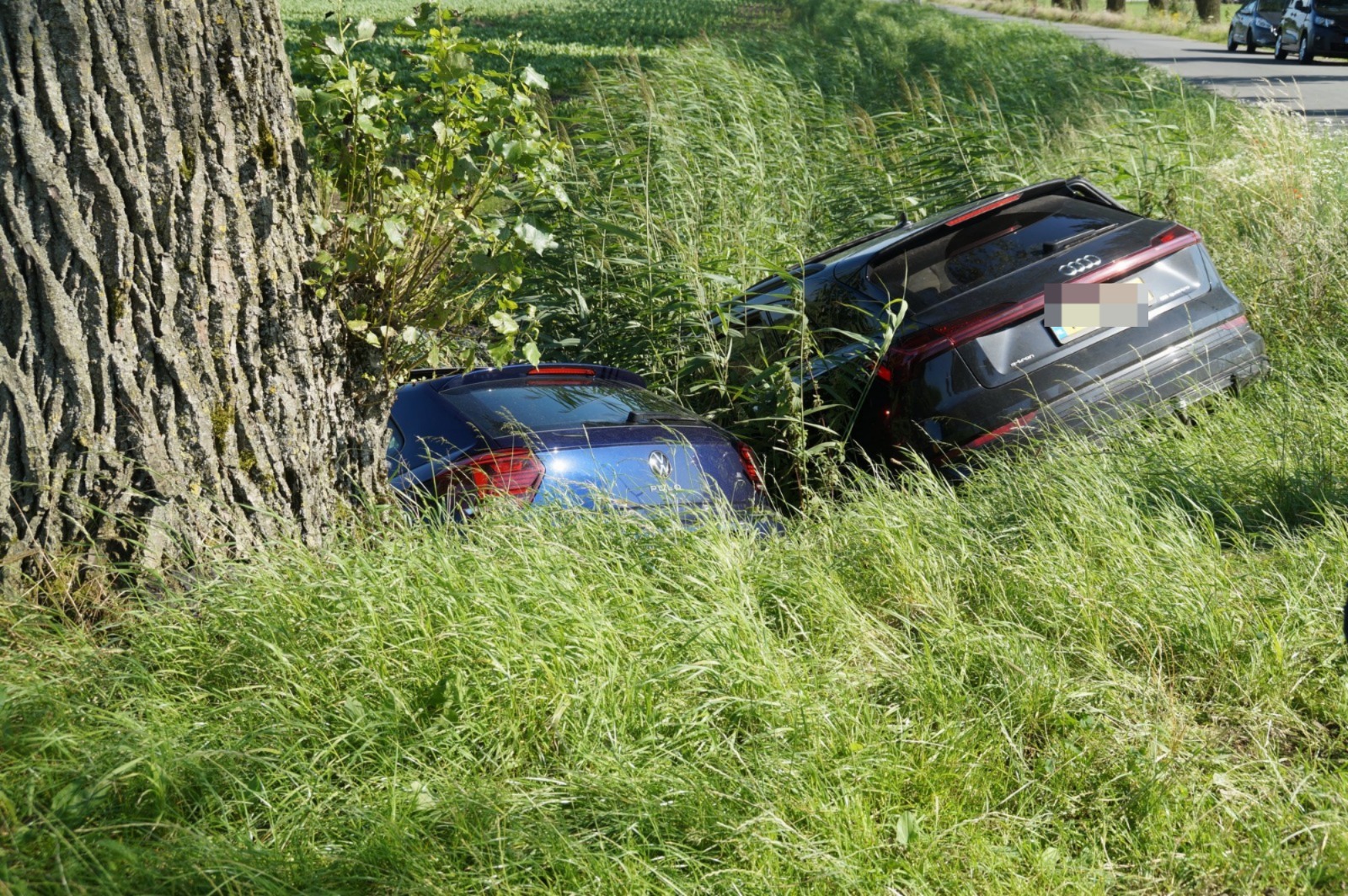 Twee auto’s belanden in de sloot bij aanrijding