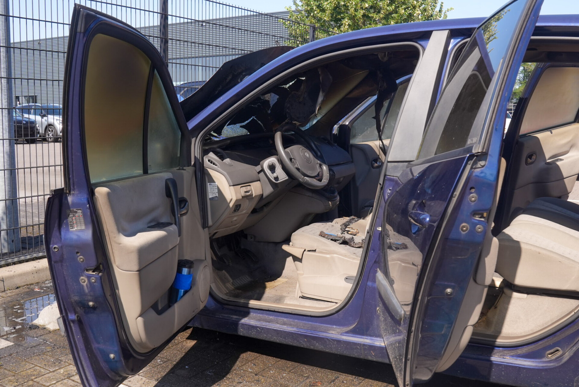 Echtpaar schrikt zich rot: geleende auto vat ineens vlam