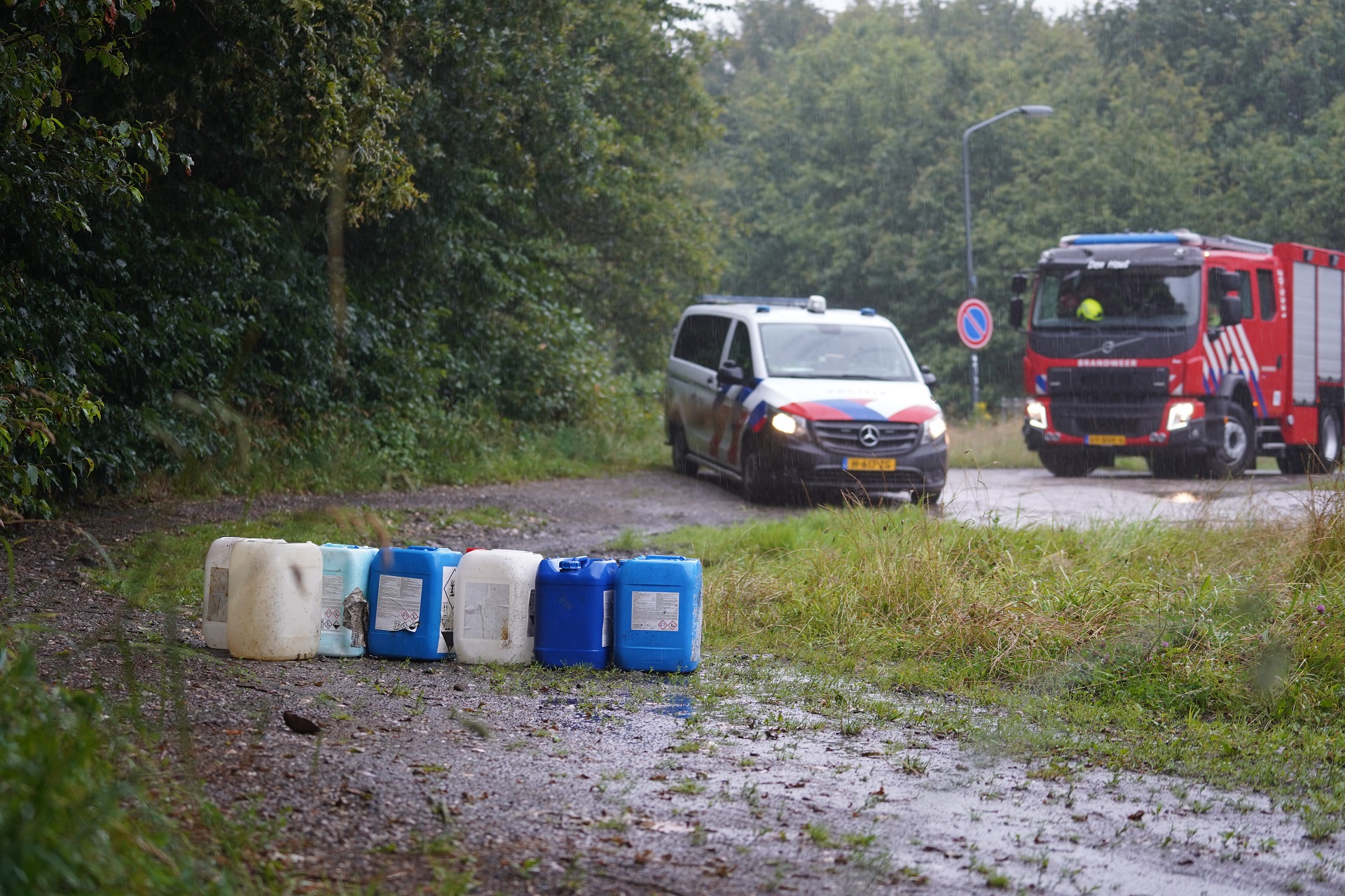 Gedumpte vaten aangetroffen langs kanaal