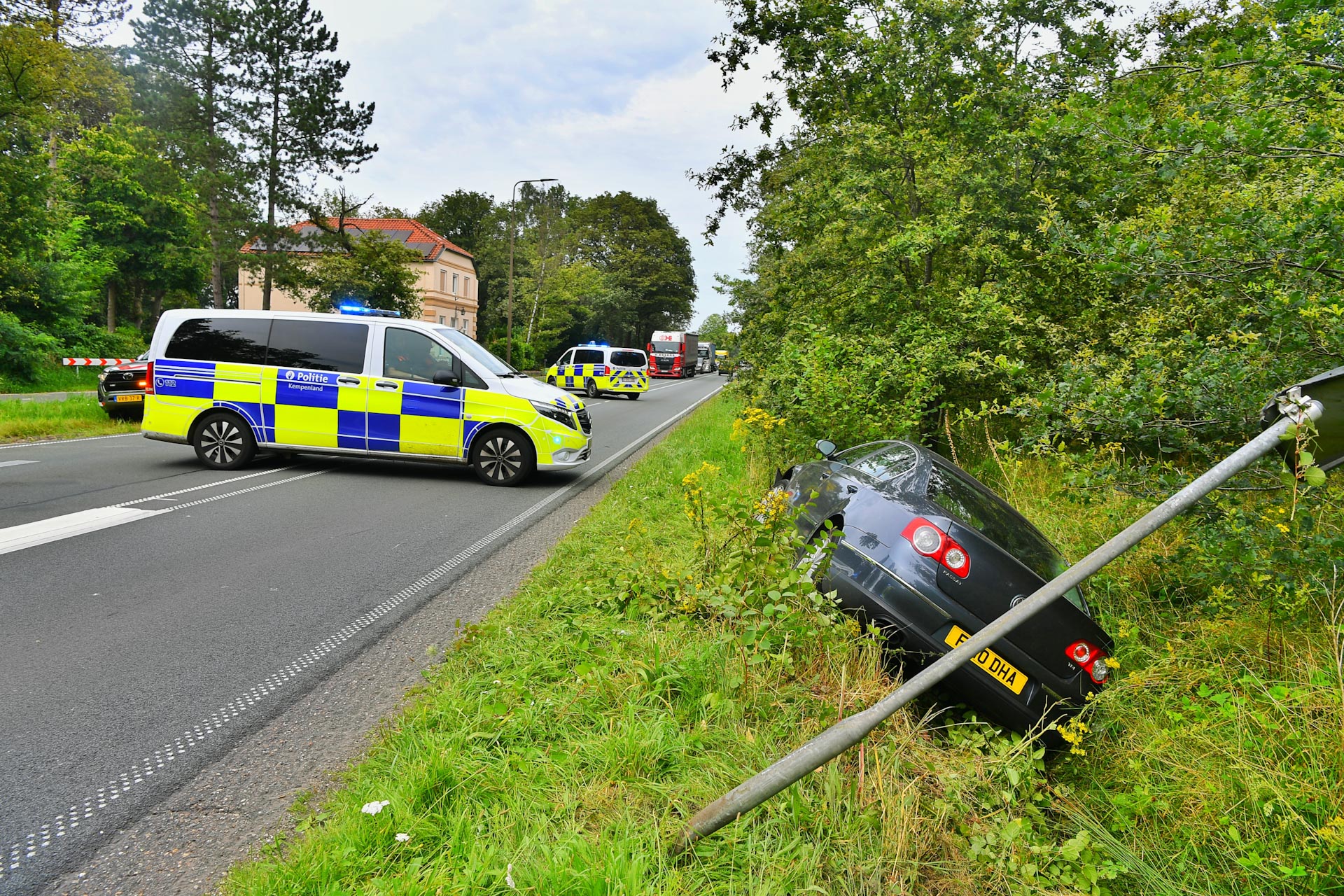 Auto crasht na achtervolging