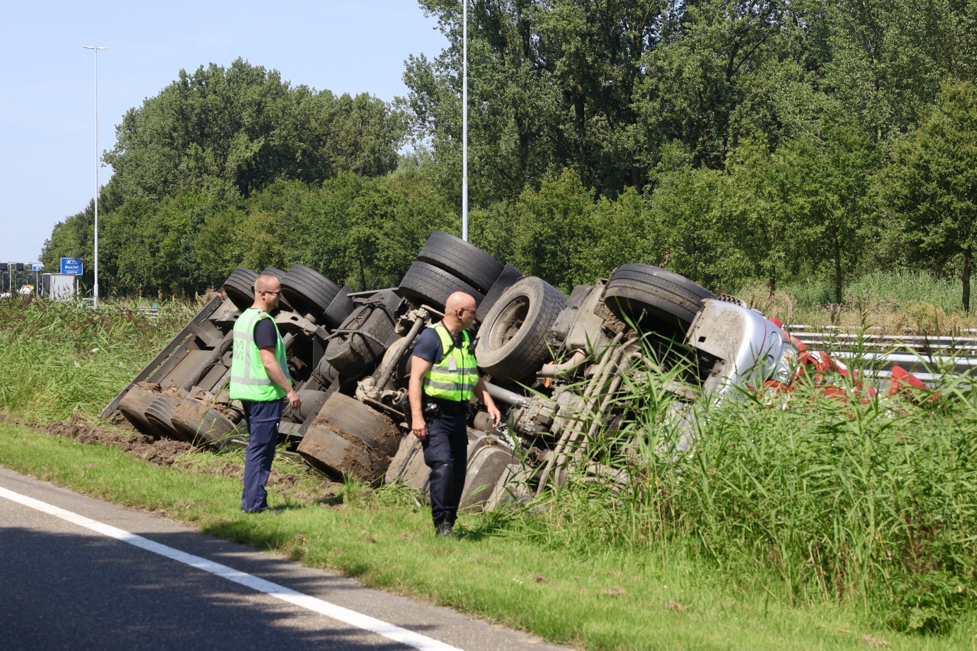 Vrachtwagen op zijn kant langs de A2
