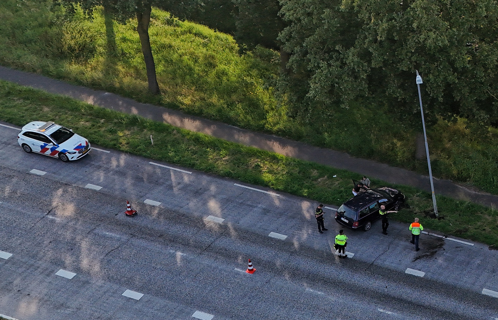 Automobilist verliest macht over stuur en botst tegen vangrail en lantaarnpaal