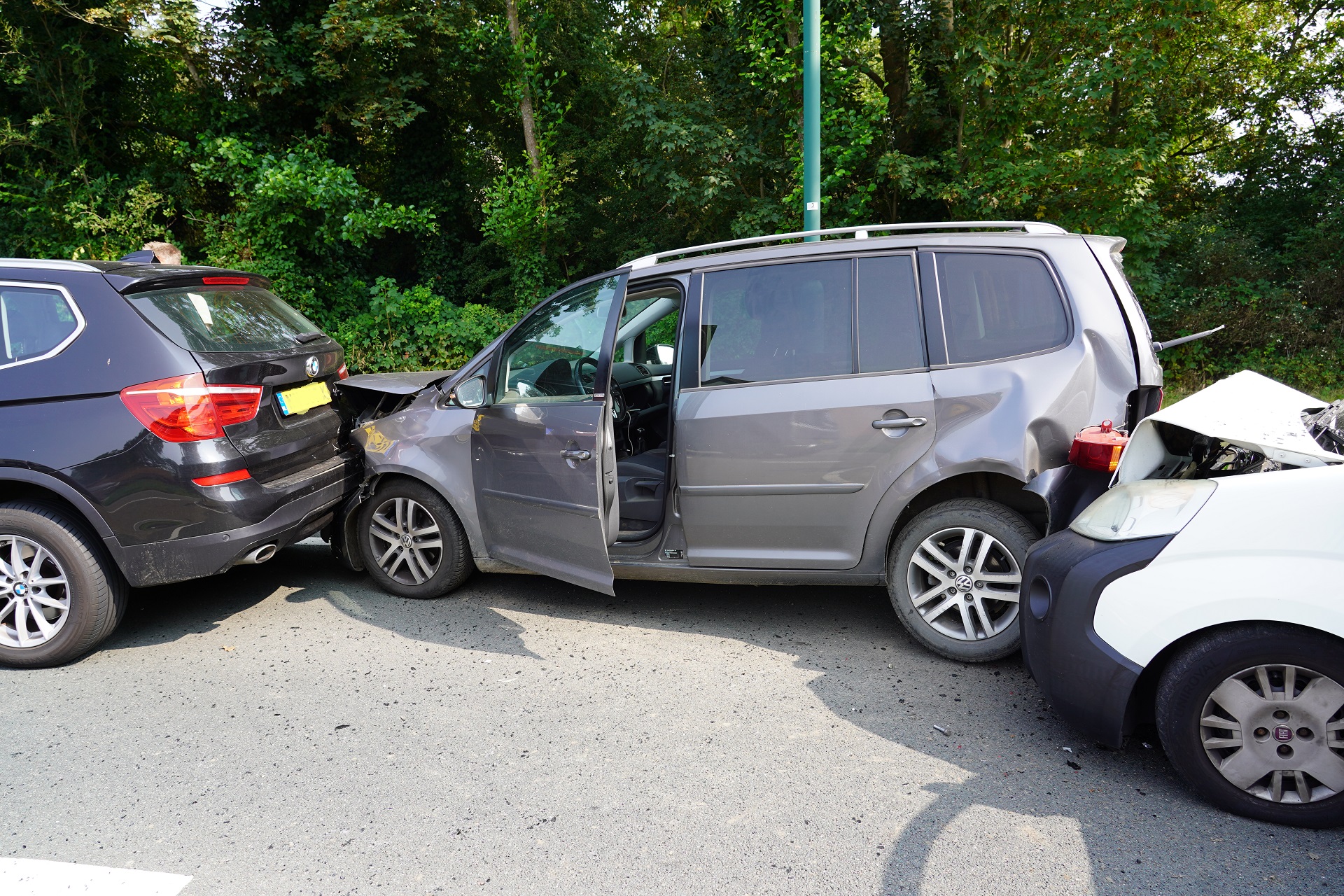 Forse schade na kop-staart botsing tussen drie auto’s