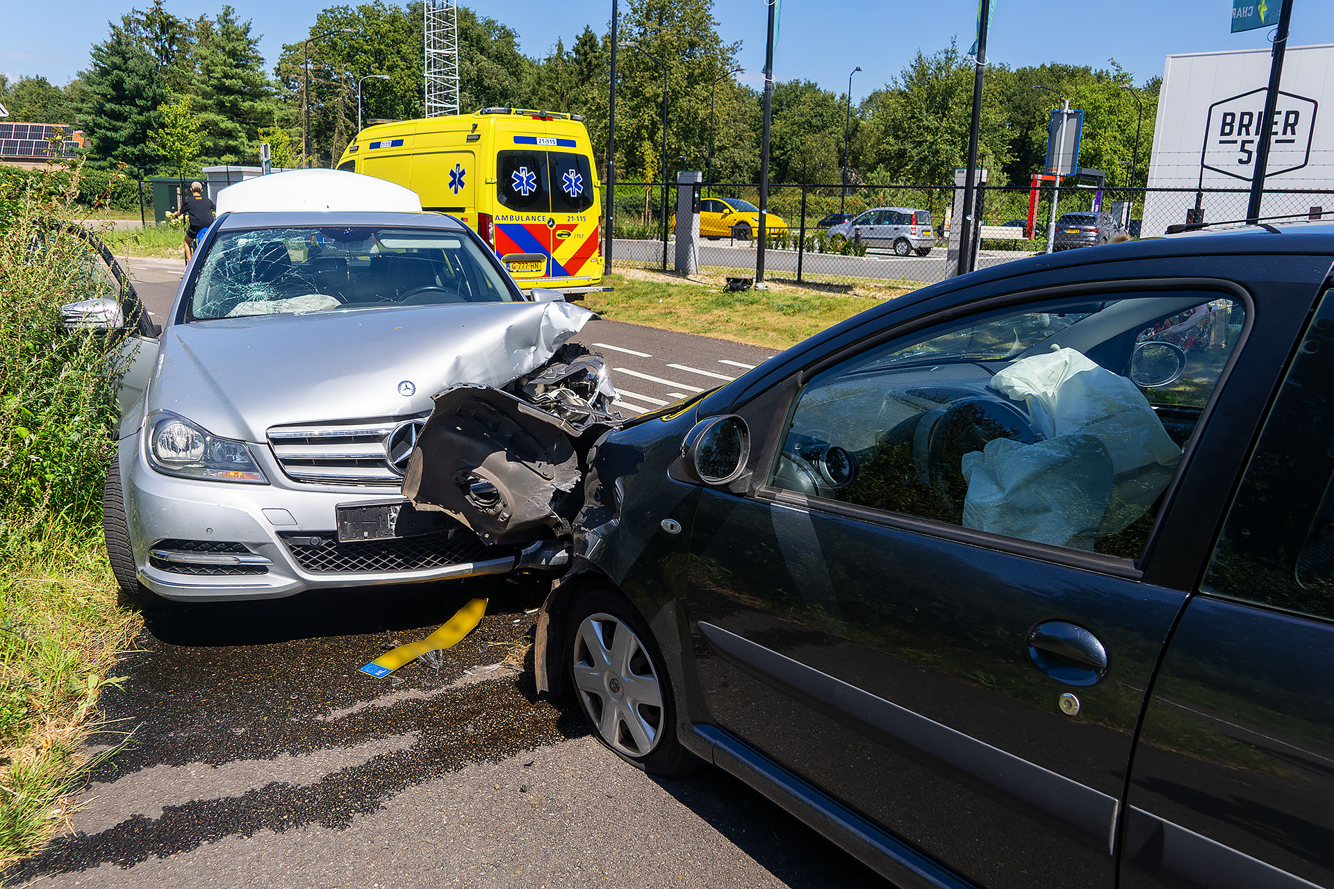 Veel schade na frontale botsing tussen twee auto’s