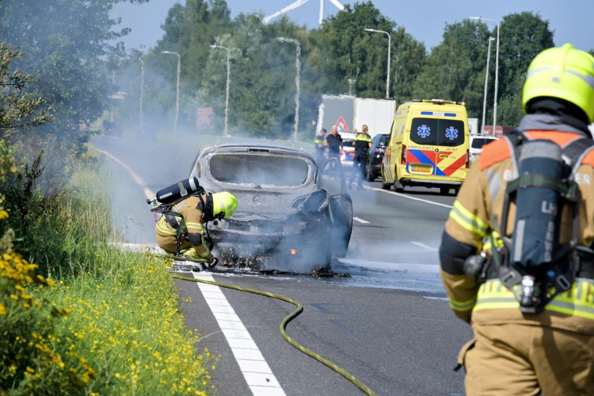 Auto vliegt in brand op A16, lange file als gevolg