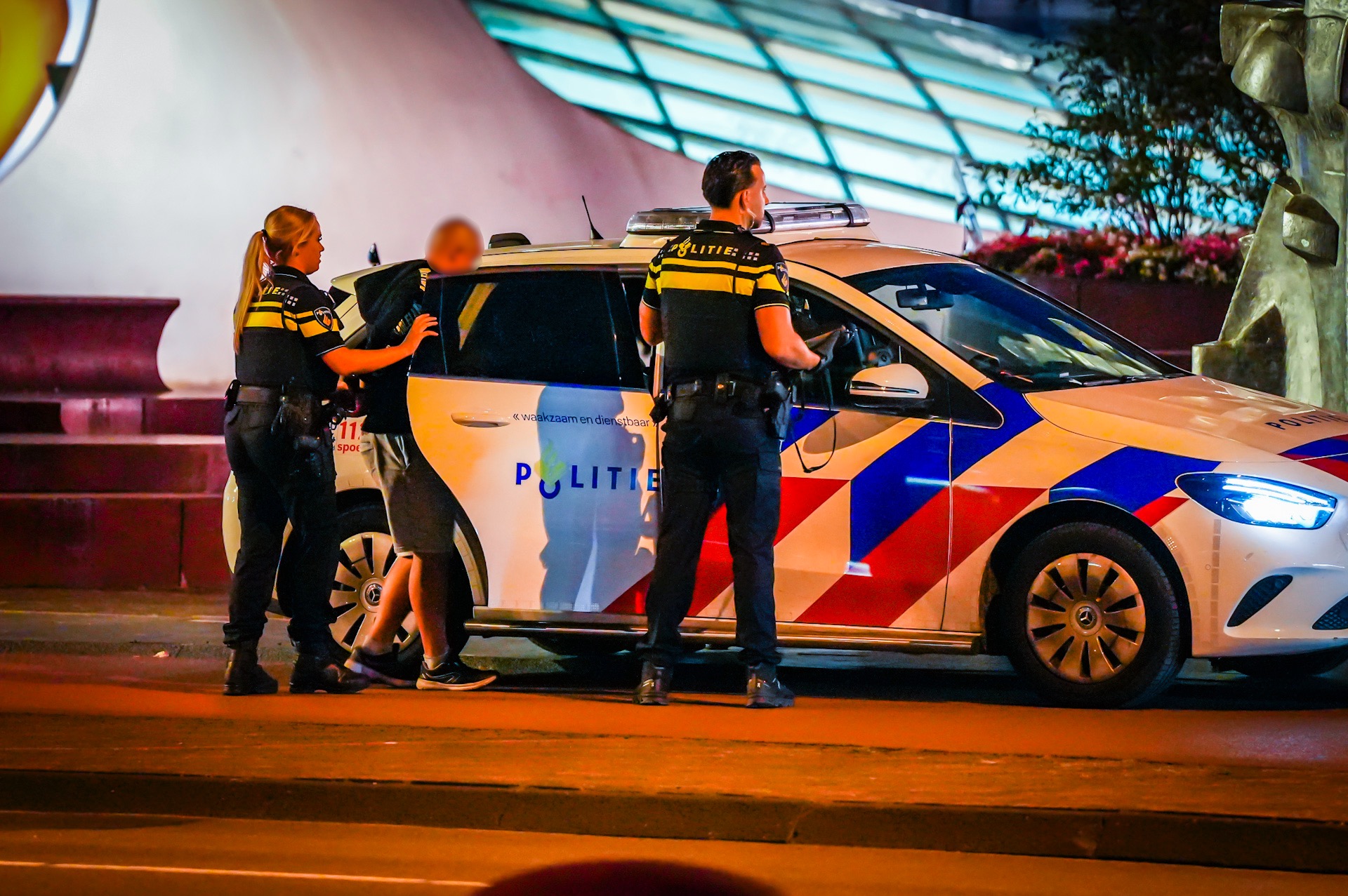 Politiehelikopter zoekt naar winkeldief: man geboeid afgevoerd