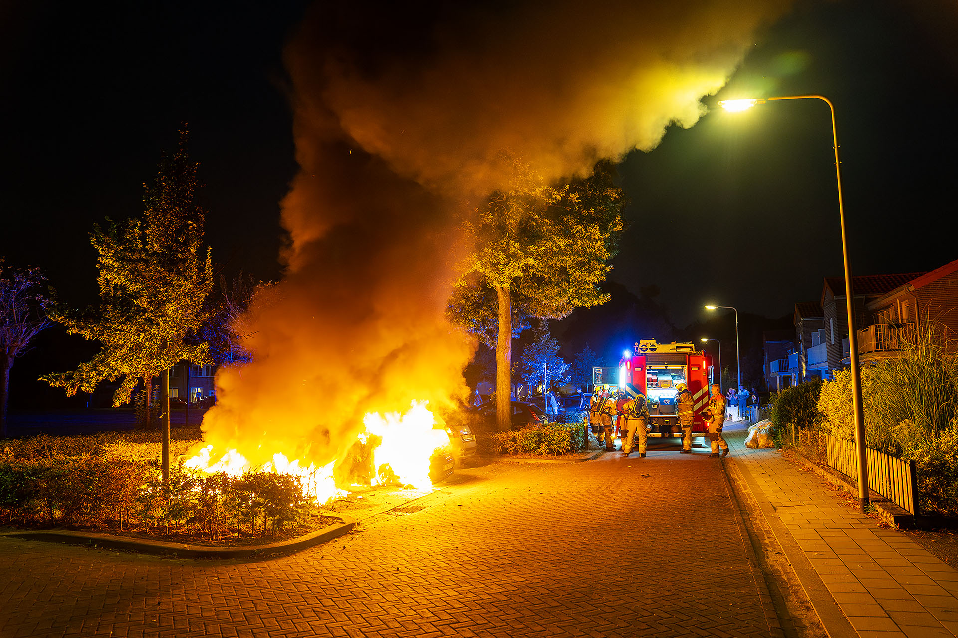 Auto en brommobiel door brand verwoest