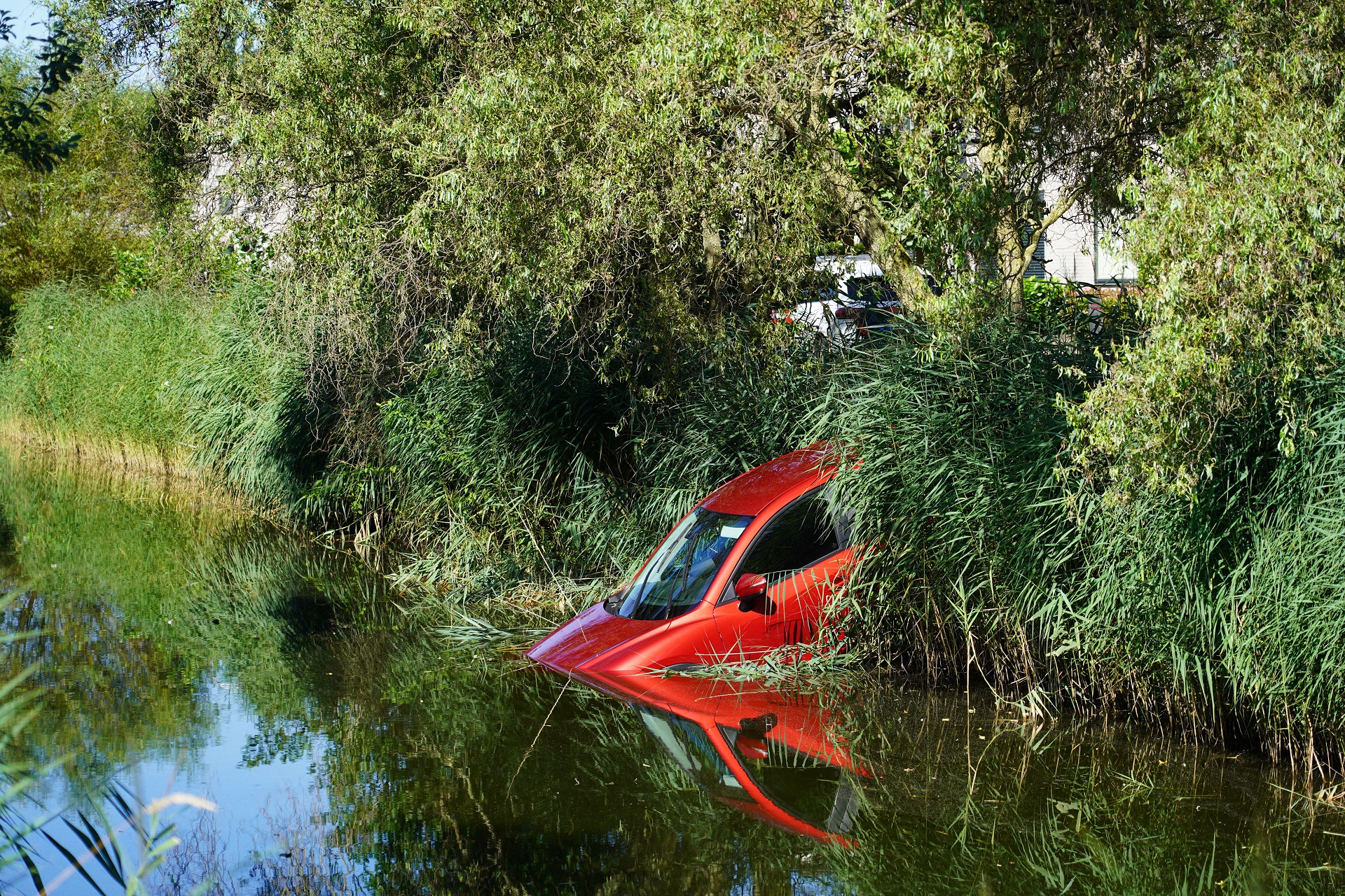 Auto rolt water in nadat eigenaar handrem vergeet
