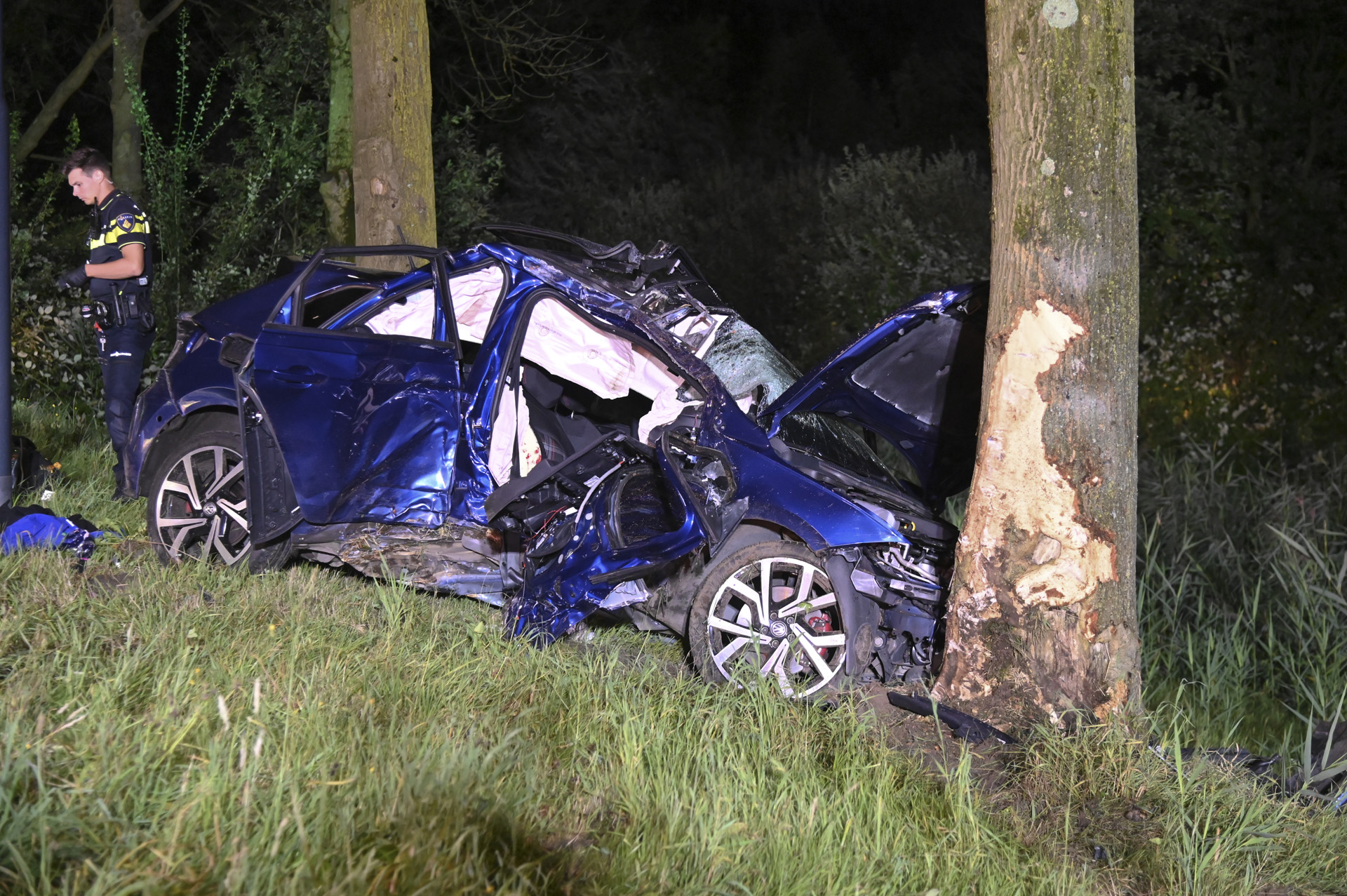 Auto botst tegen boom, drie personen ernstig gewond