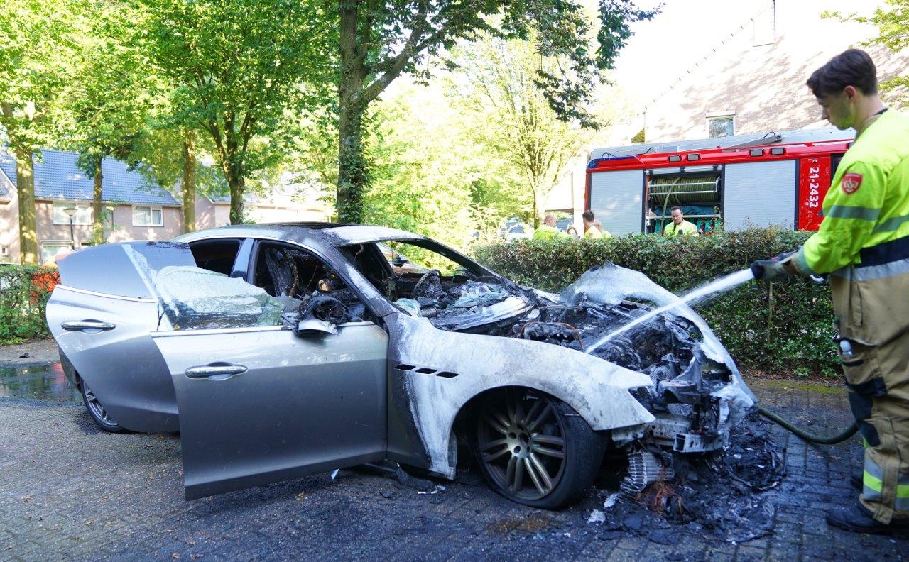 Maserati vliegt in brand voor woning