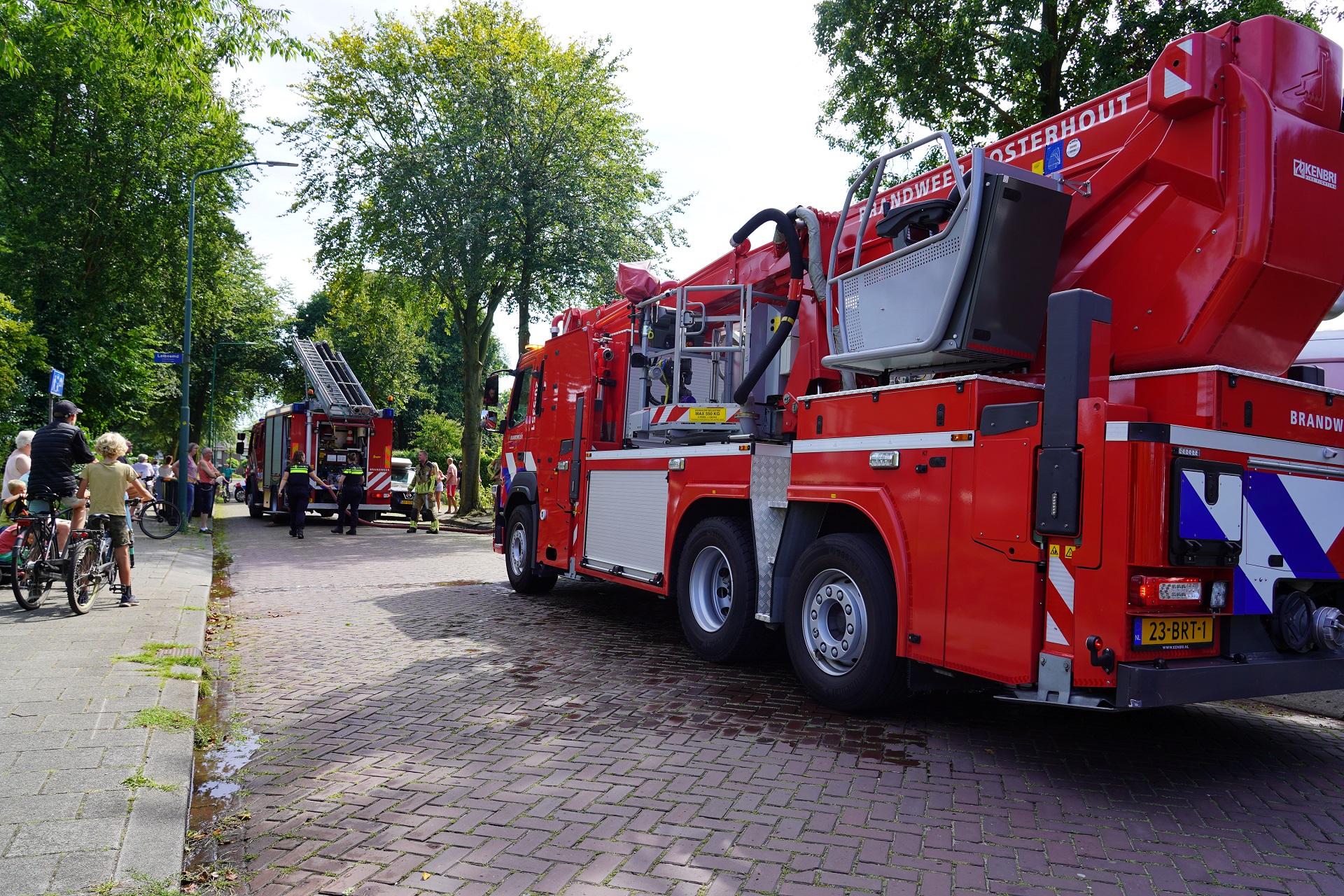 Zonnepaneel vliegt in brand op dak van aanbouw