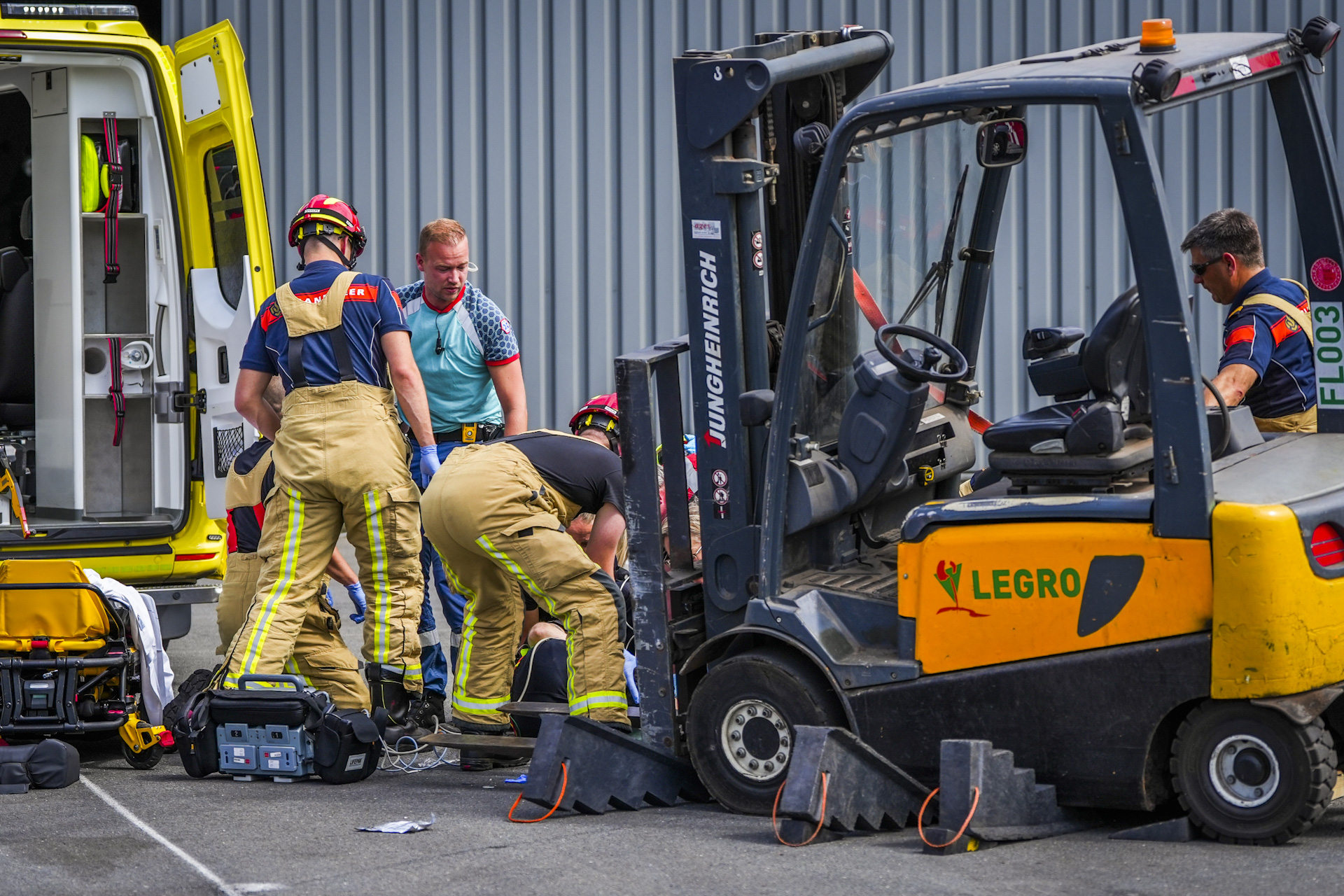 Man wordt overreden door heftruck en raakt ernstig gewond