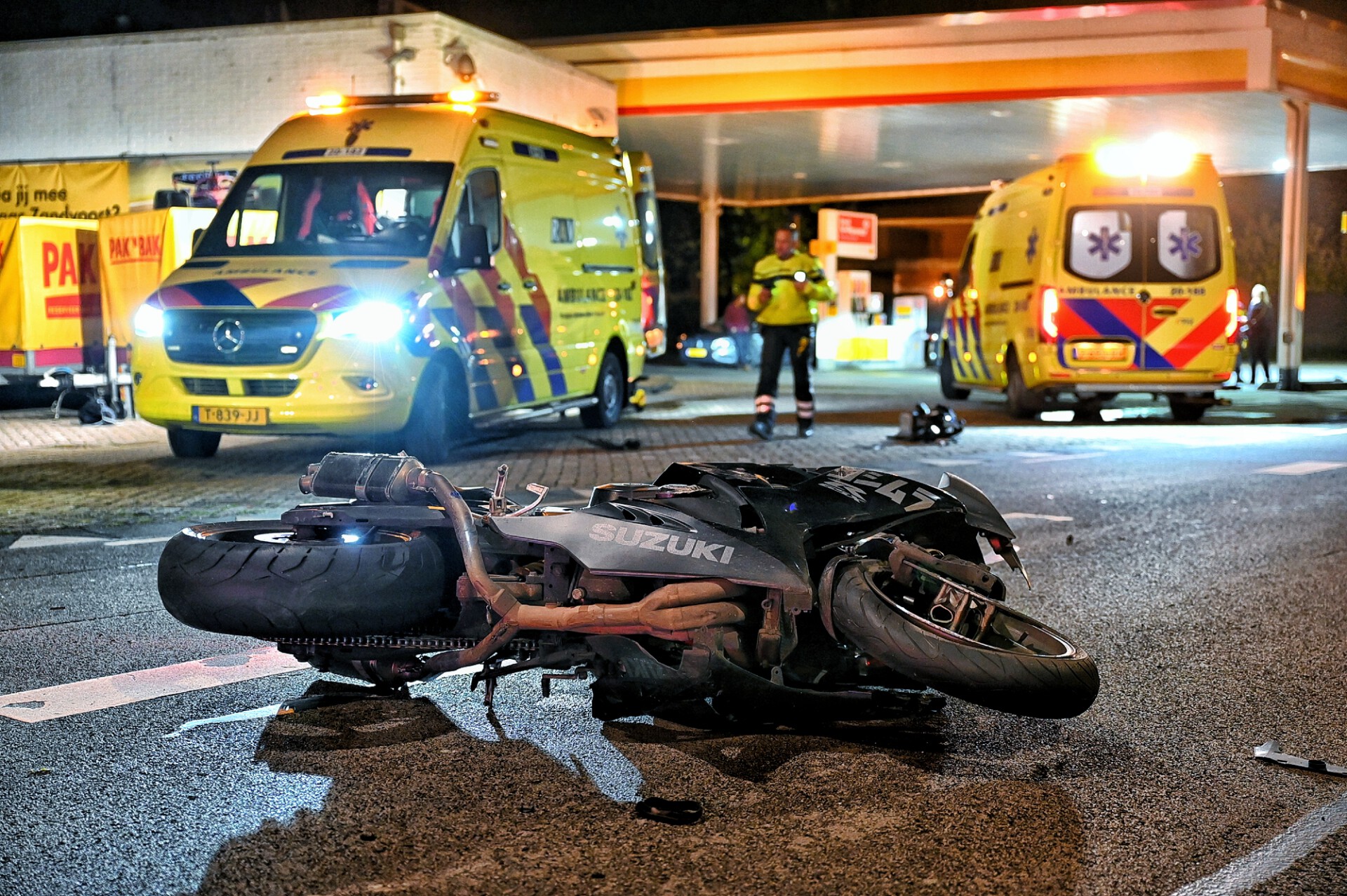 Automobilist vlucht na aanrijding met motor, twee gewonden