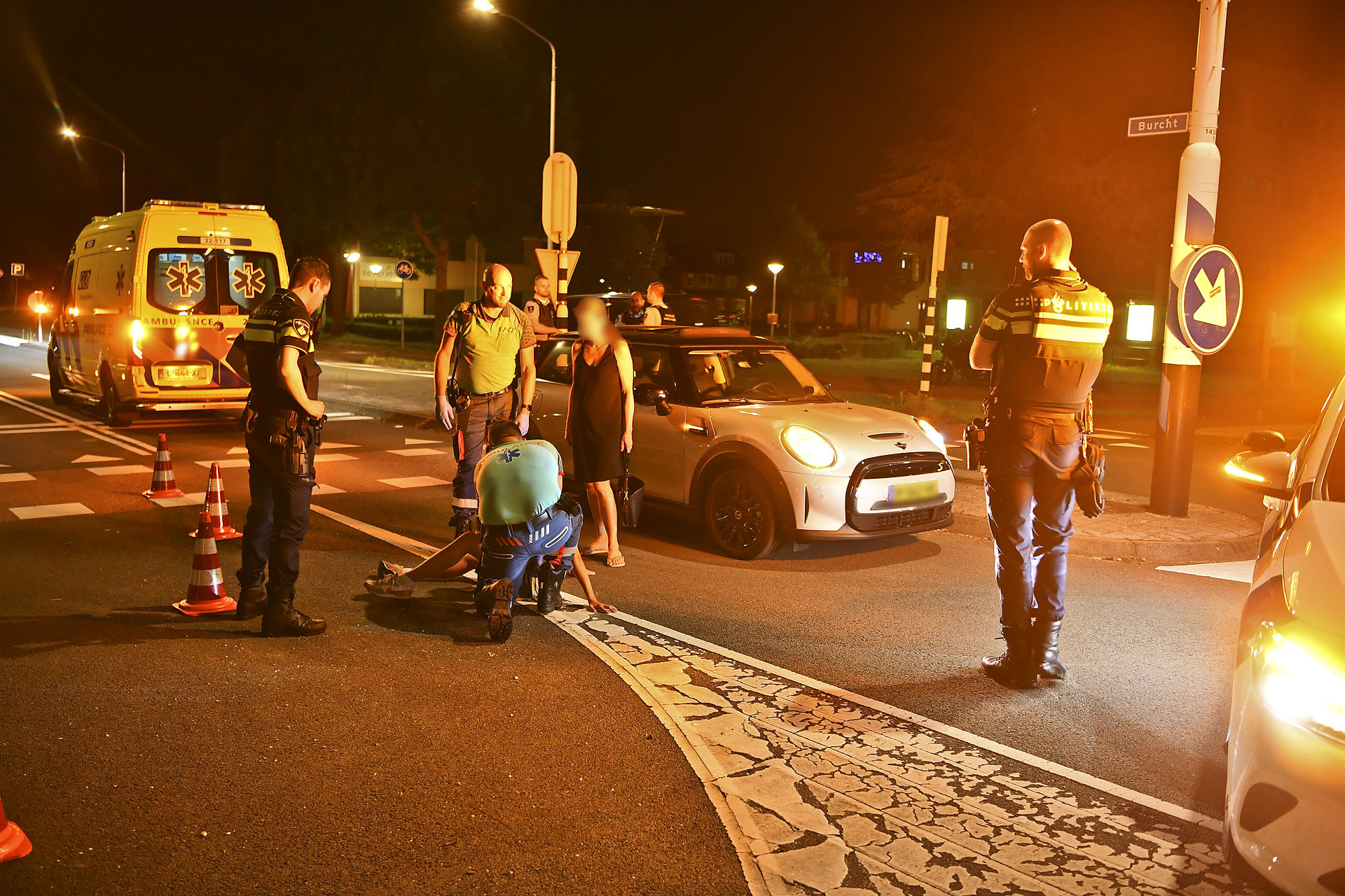 Fietser geschept door auto op kruising