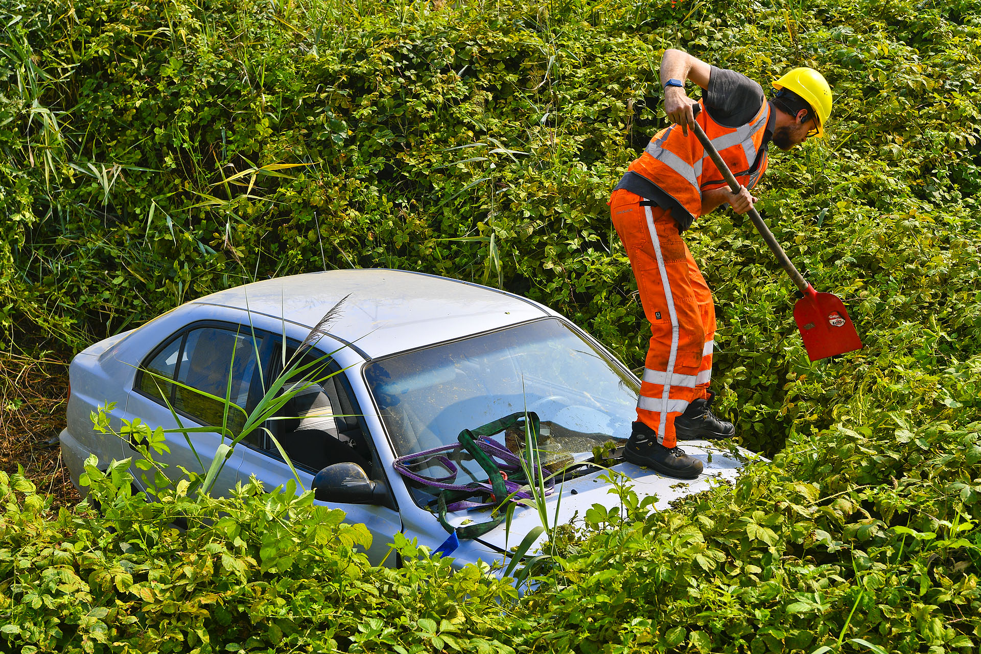Auto belandt in bramenstruiken na ongeval