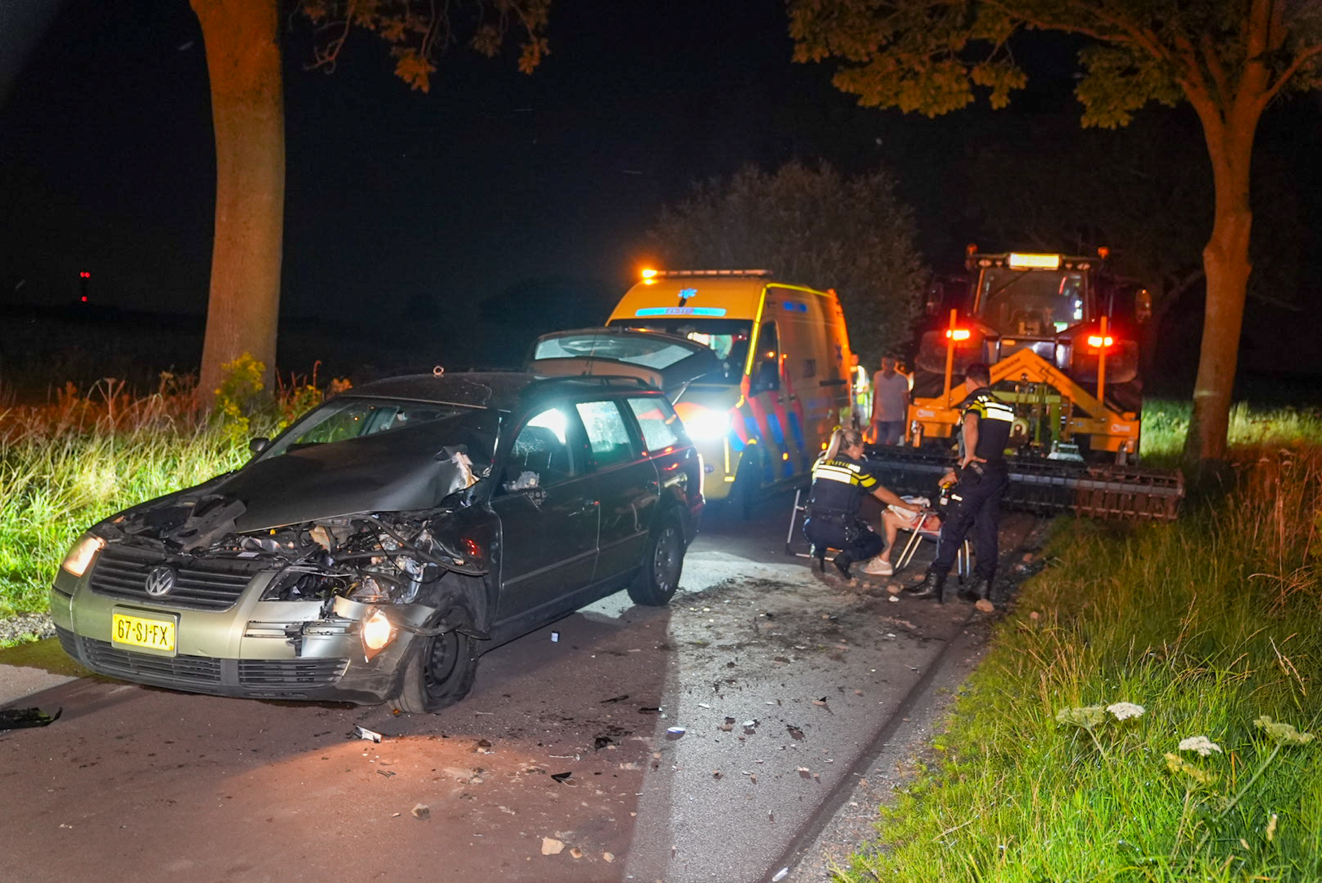Auto zwaar beschadigd na botsing met landbouwvoertuig