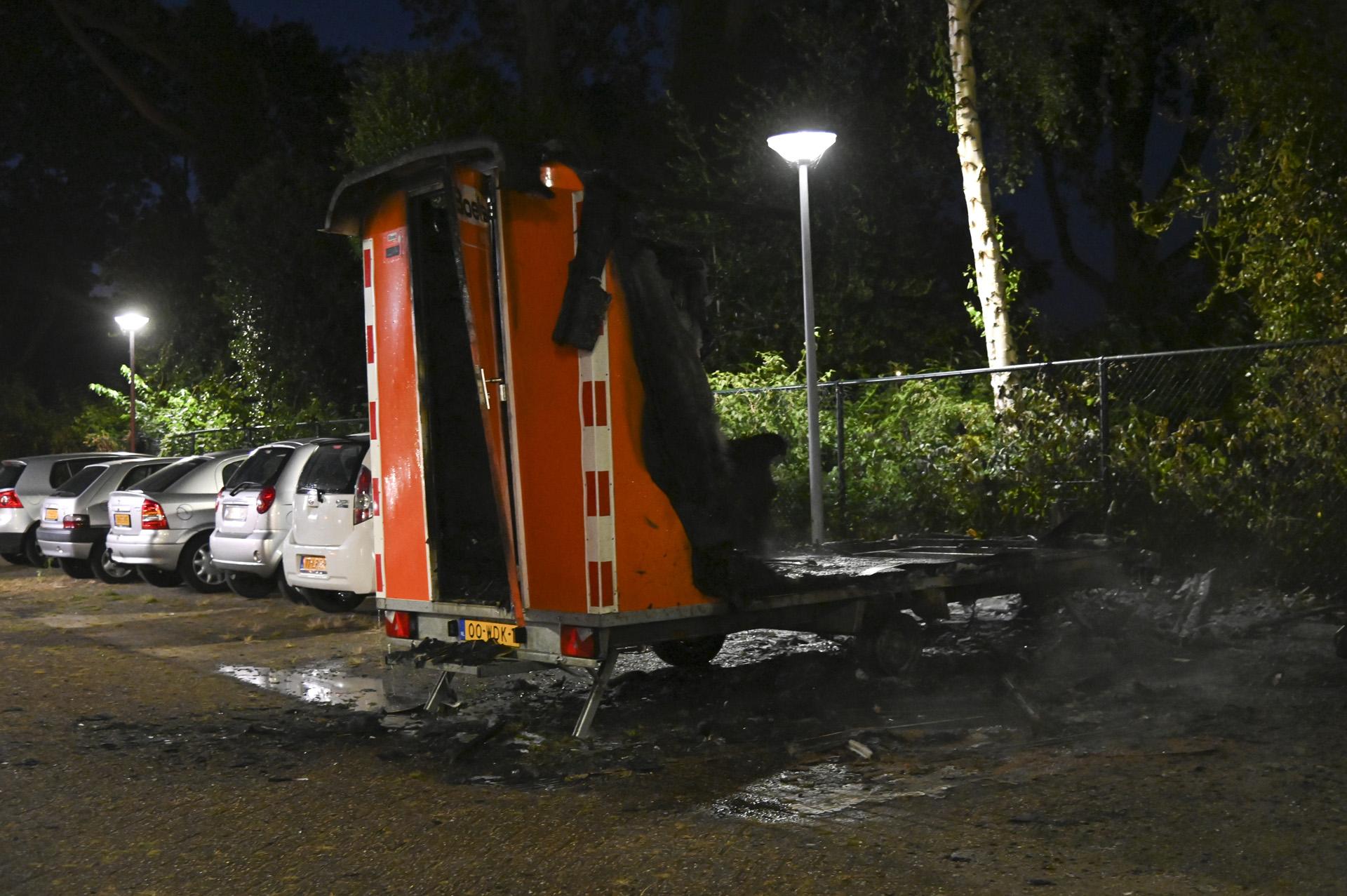 Bouwkeet door brand verwoest, ook geparkeerde auto beschadigd