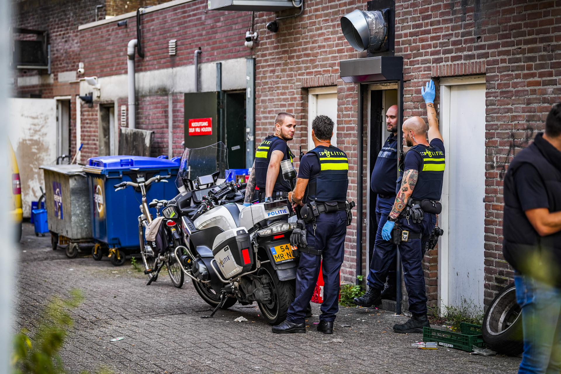 Twee aanhoudingen na onderzoek in verdachte bestelbus