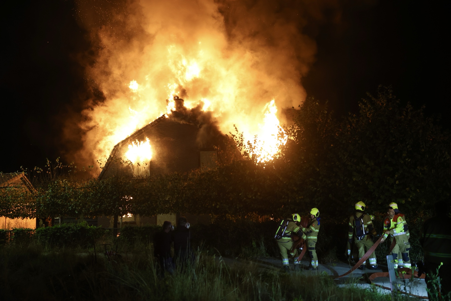 Uitslaande brand legt vrijstaande woning in de as