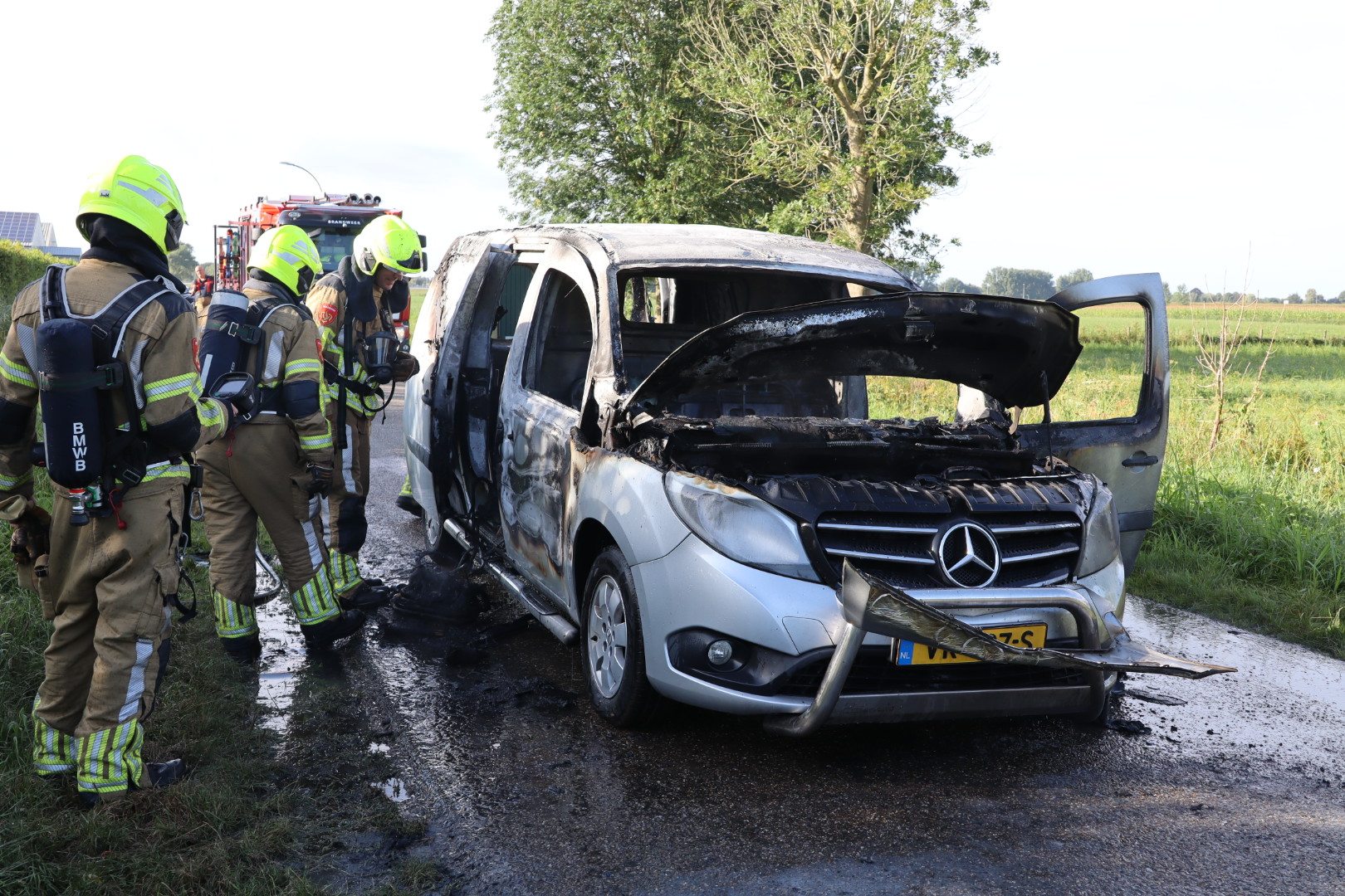 Bestelbus vliegt in brand onder het rijden