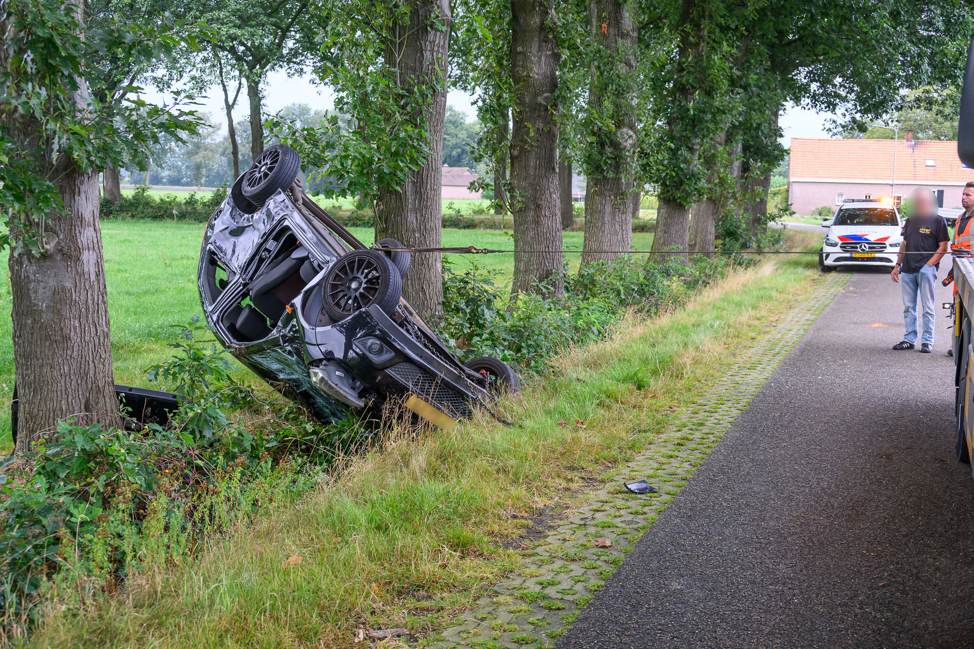 Auto op z’n kop in sloot na botsing met tractor