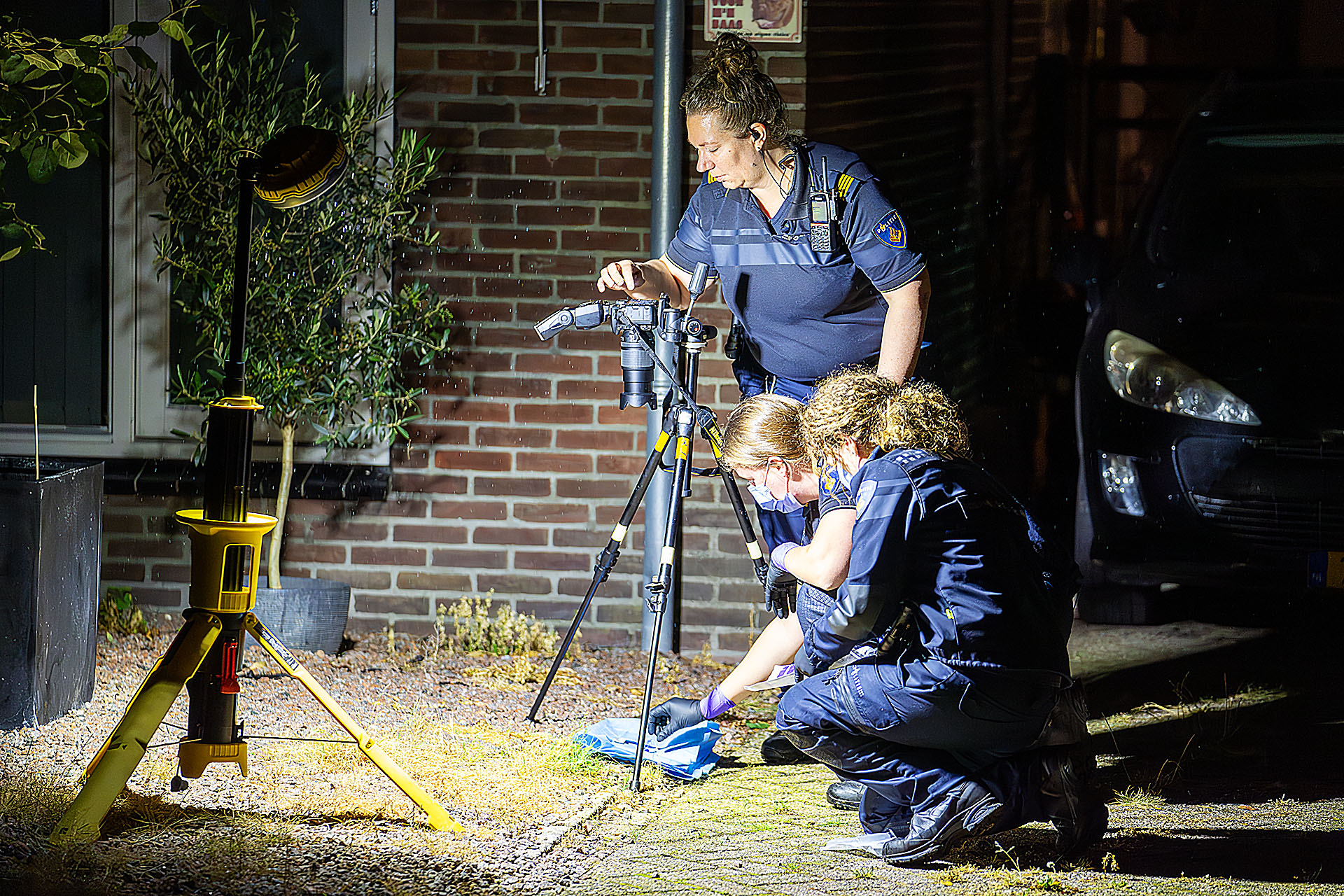 Explosief gaat af bij woning, politie doet onderzoek