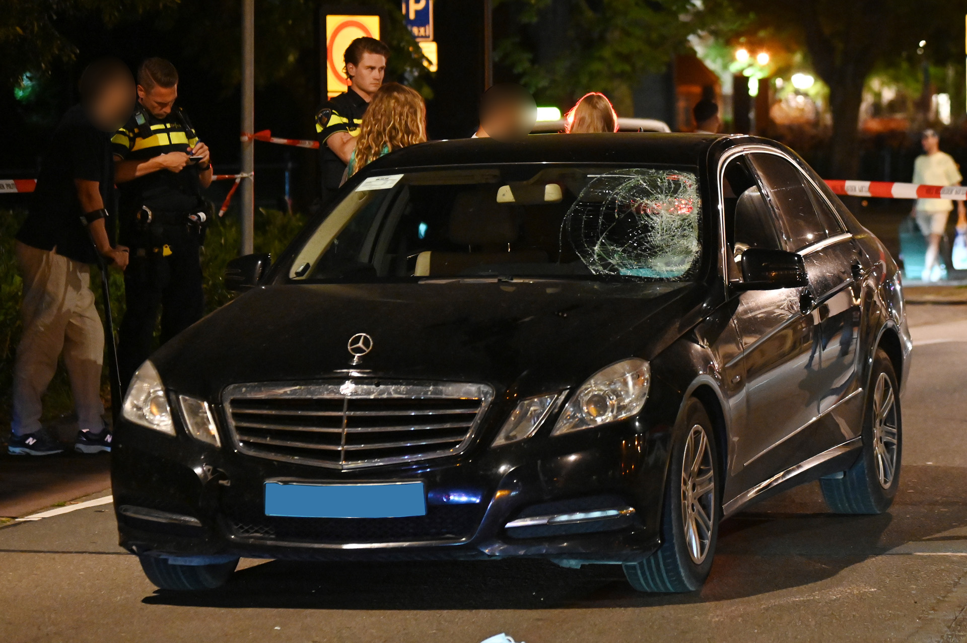 Fietser zwaargewond na botsing met taxi