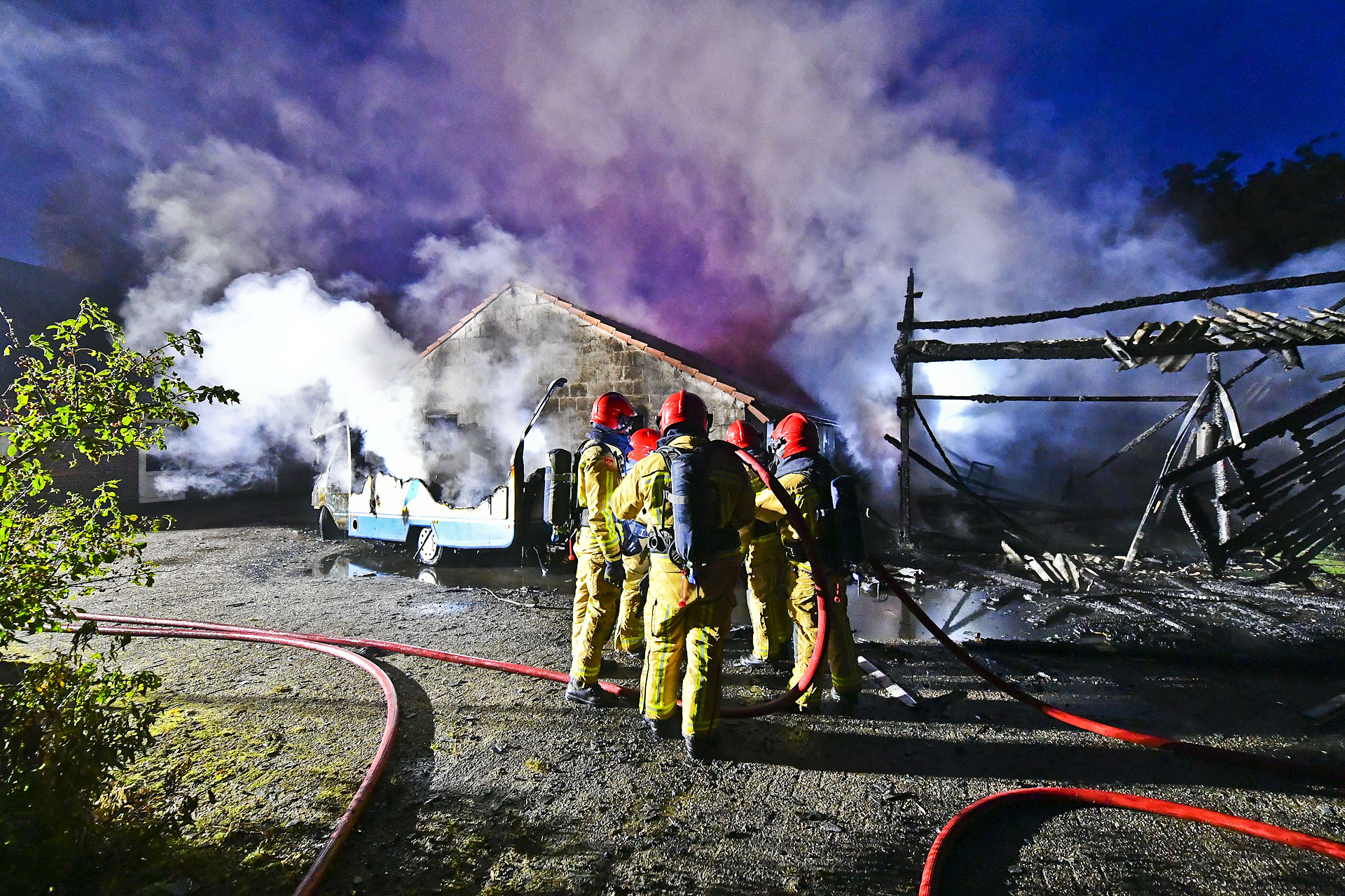 Camperbrand slaat over naar schuur, mogelijk asbest vrij gekomen