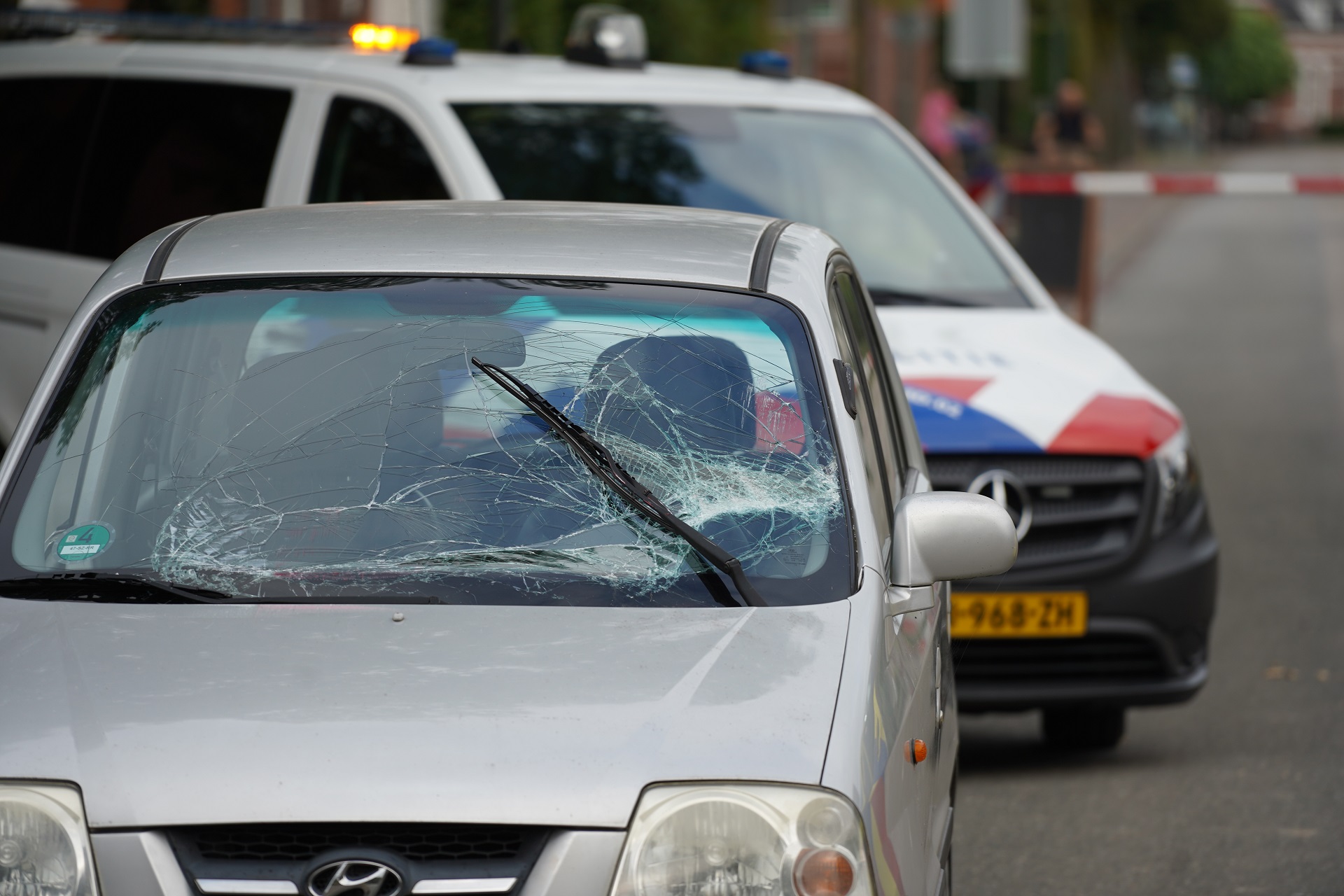 Oudere dame ramt slagboom van wegafsluiting