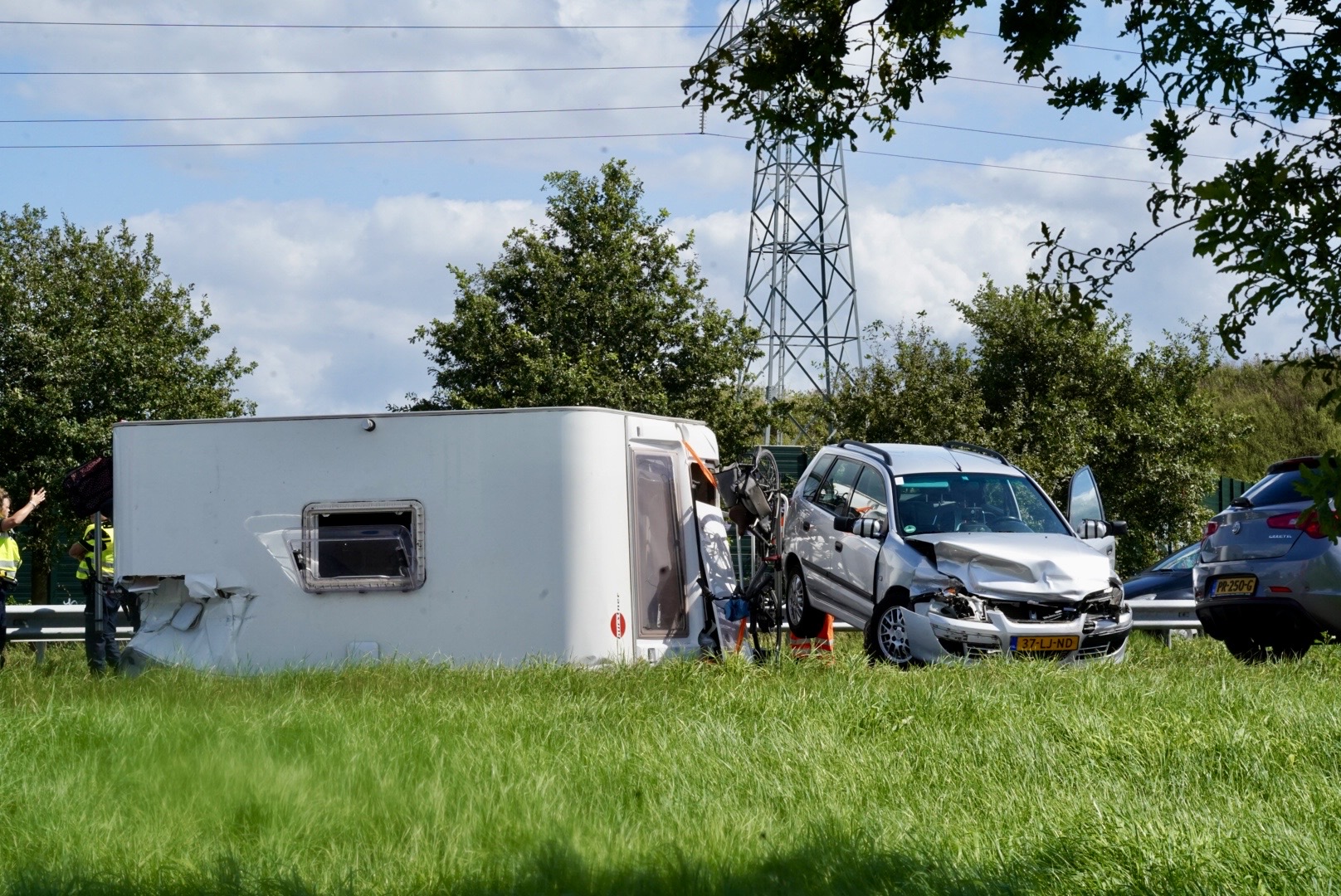 Caravan gekanteld na ongeval op A73 bij Cuijk