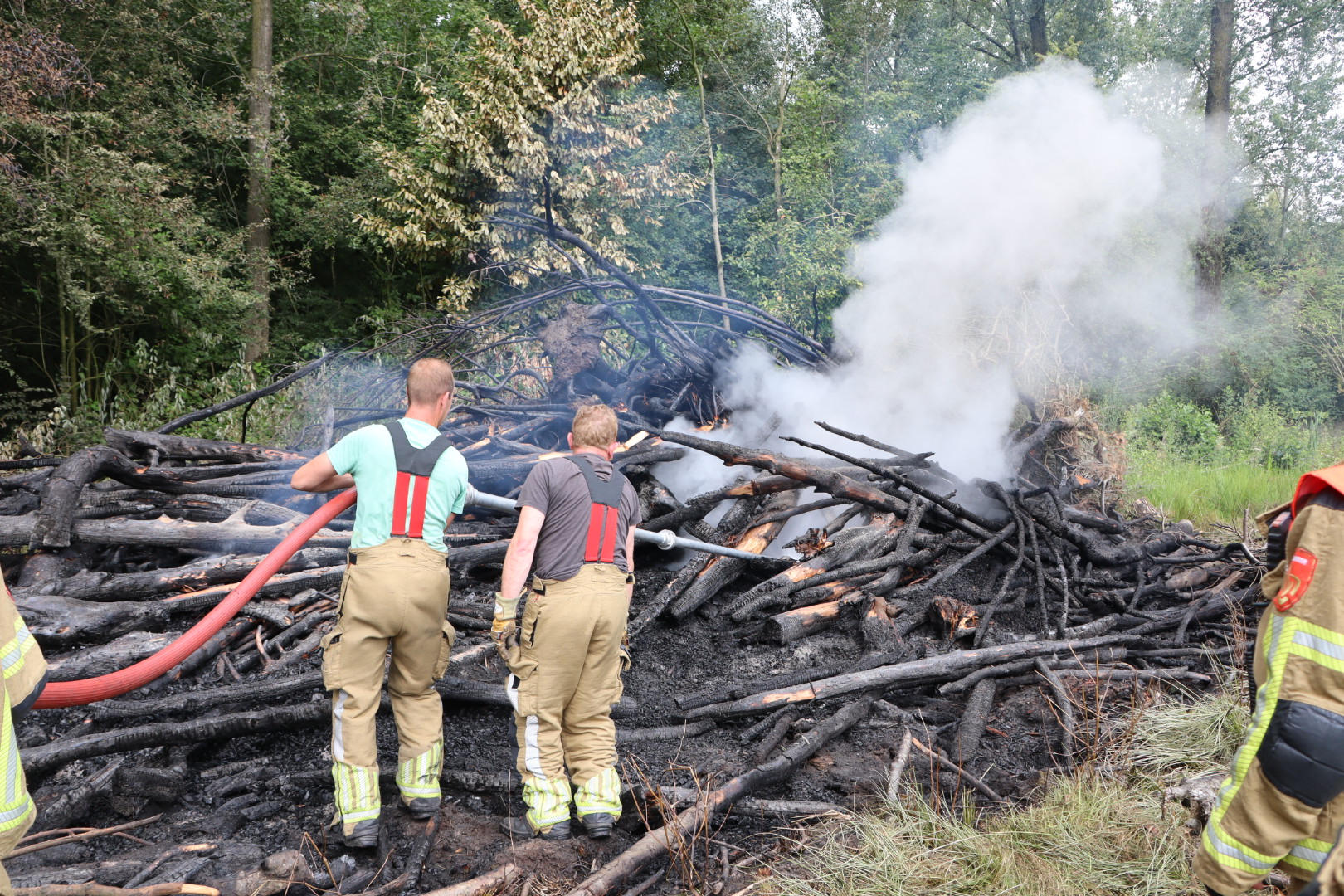 Brand in bosgebied bij Sprang-Capelle laait woensdagmiddag weer op, brandstichting zeer aannemelijk