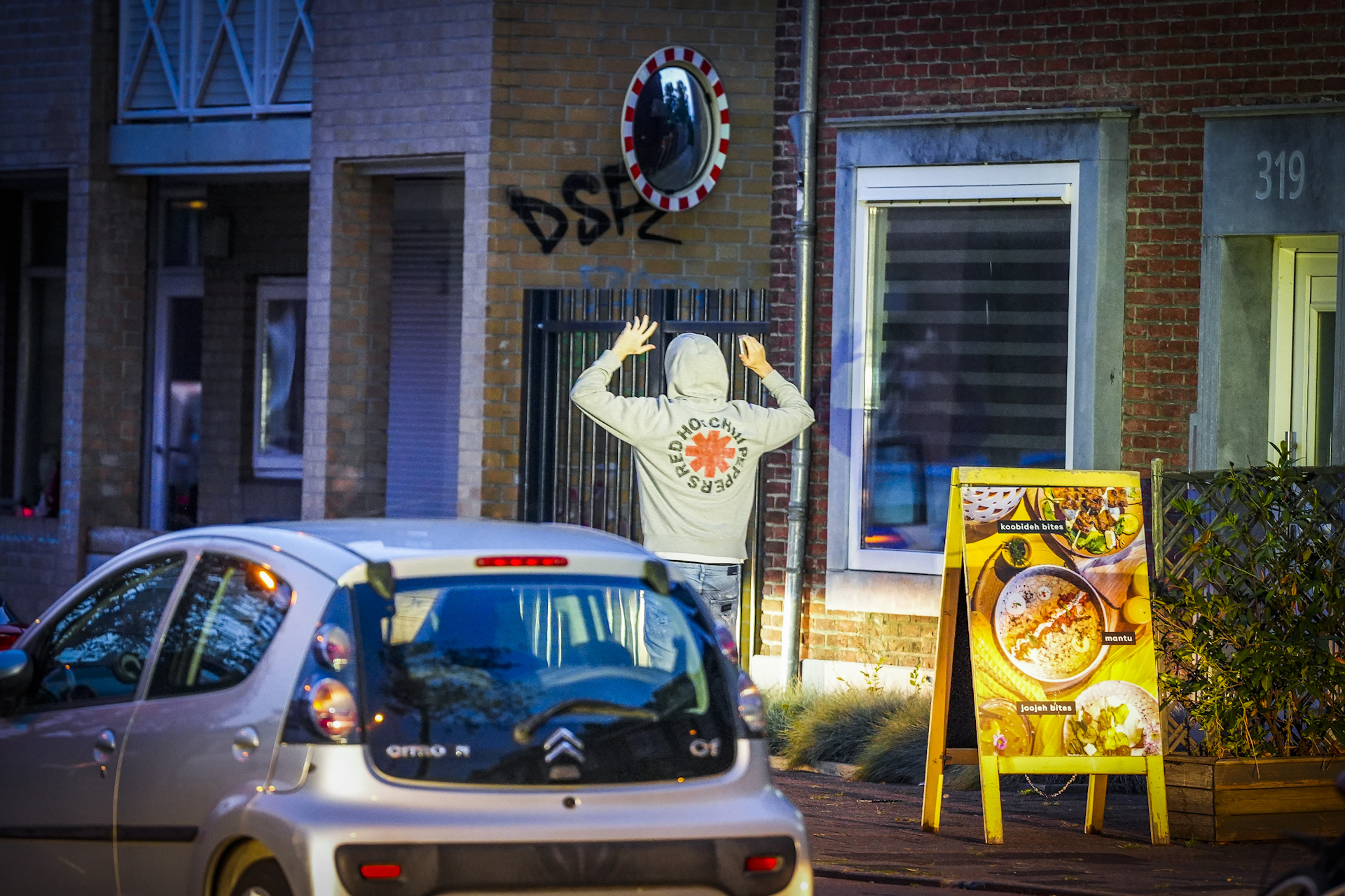 Man dreigt met schieten, politie omsingelt woning en pakt hem op