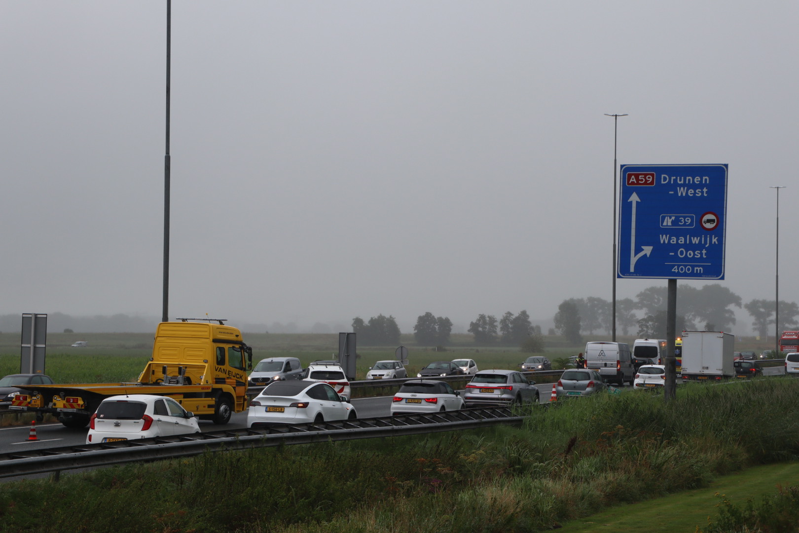 Flinke aanrijding tussen drie voertuigen op A59