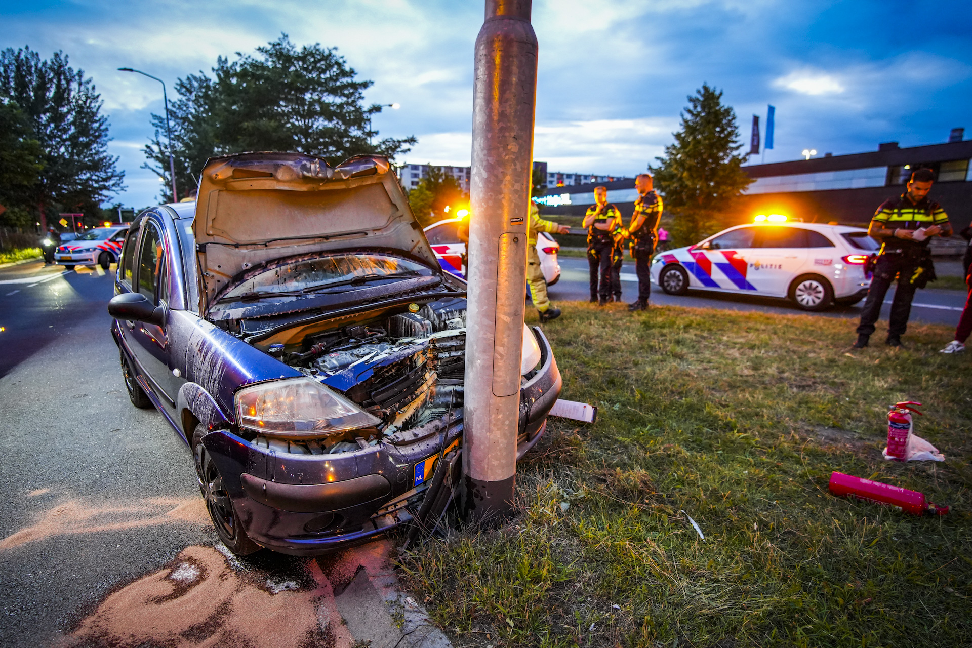 Uitwijkmanoeuvre gaat fout, automobilist knalt tegen lichtmast in Eindhoven