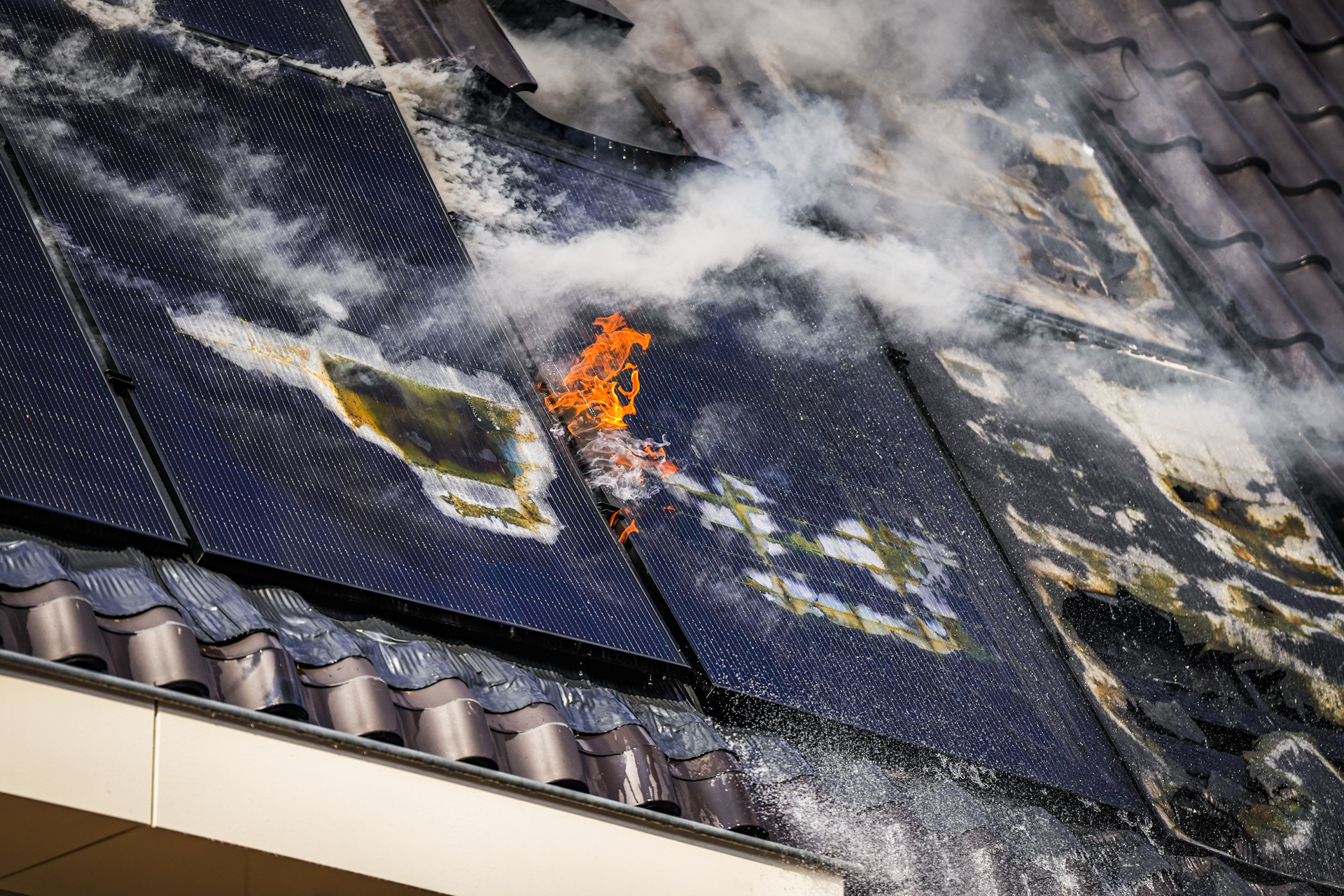 Zonnepanelen in brand op woning, brandweer voorkomt erger
