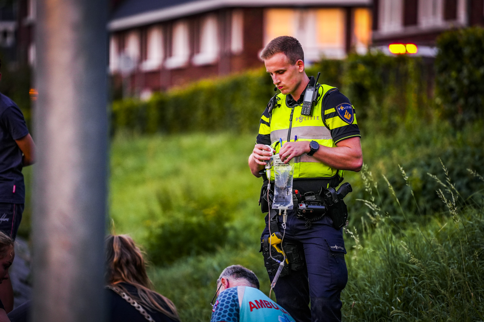 Motorrijder zwaargewond na botsing tegen lichtmast