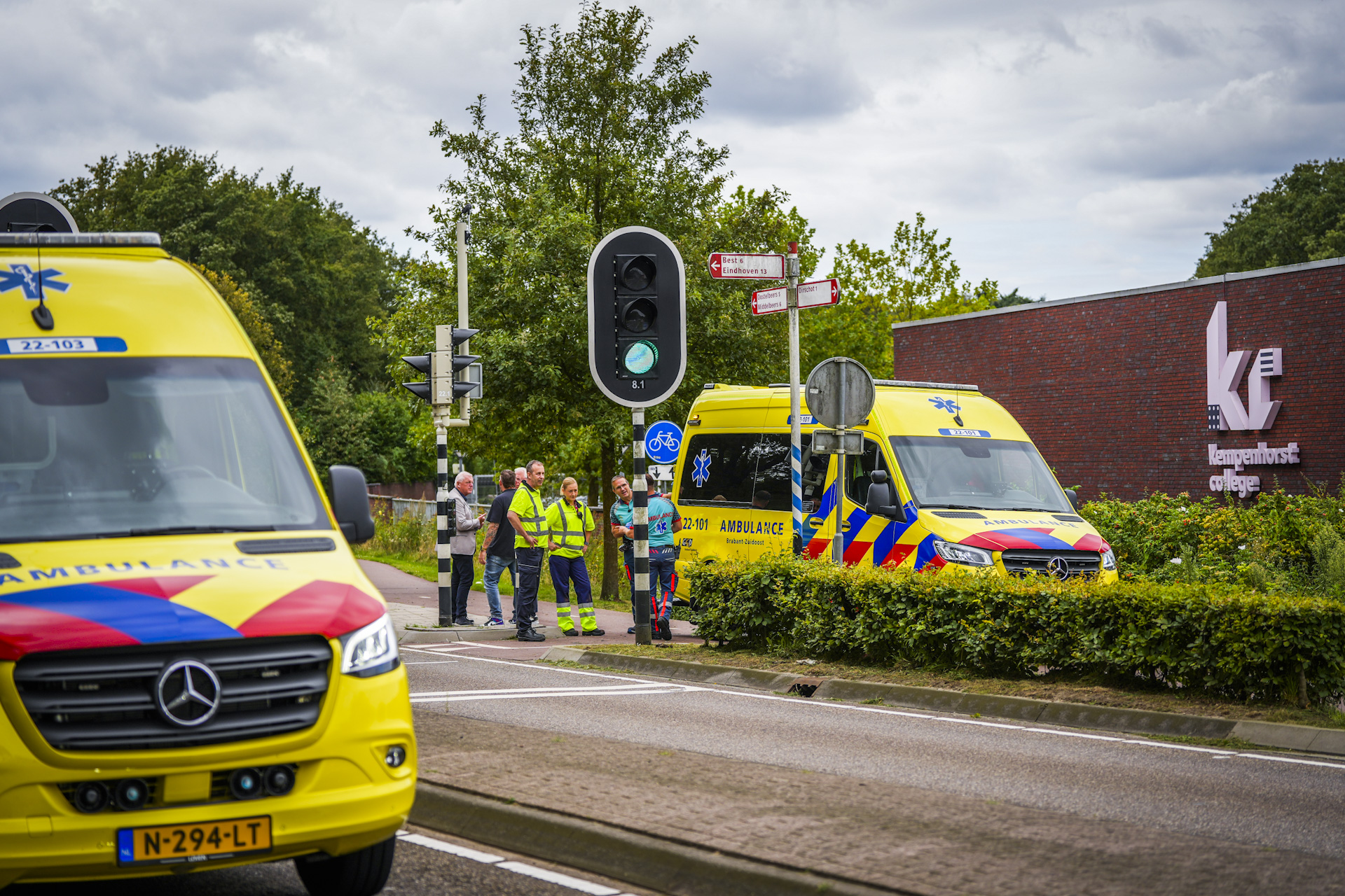 Man rijdt onder invloed door rood en schept twee kinderen
