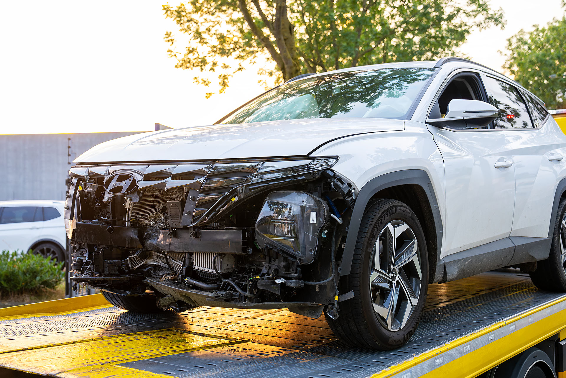 Auto tegen vangrail op bedrijfsterrein Renewi