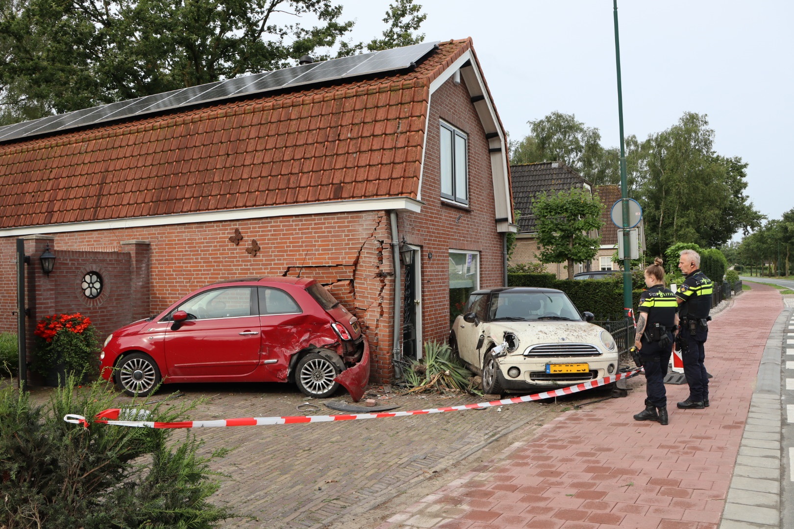 Jonge automobilist zonder rijbewijs en onder invloed crasht tegen woning