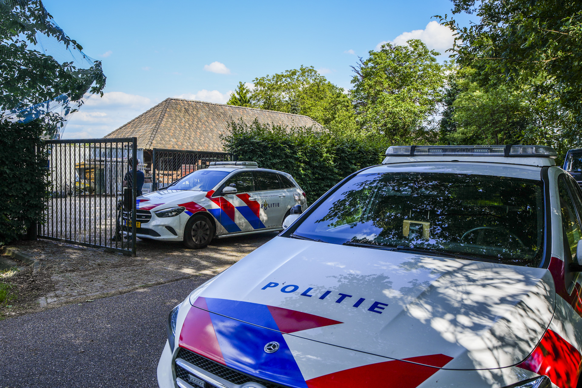 Politie doet inval in loods, mogelijk druggerelateerd