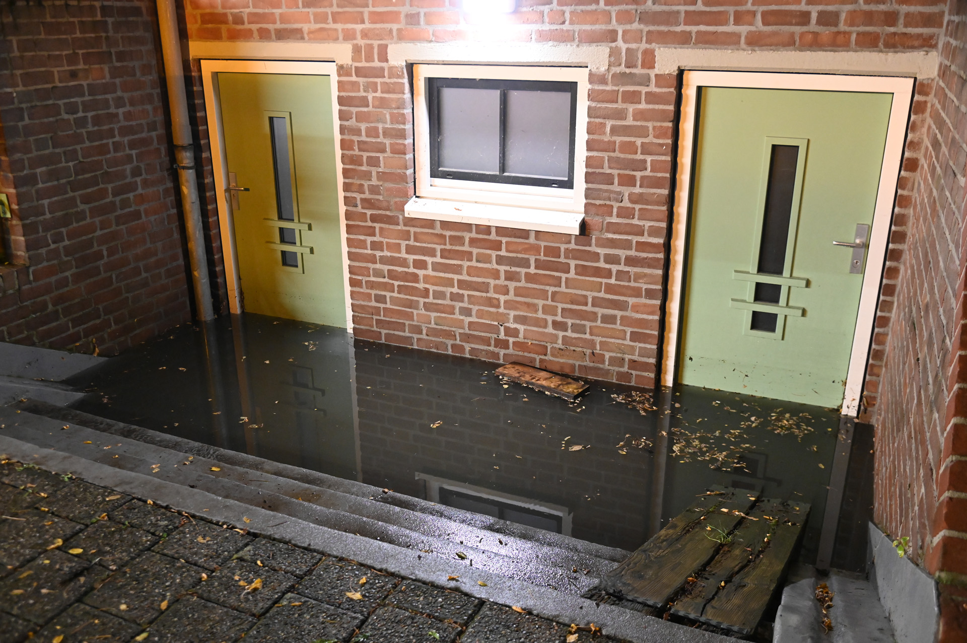 Straten, kelders en woningen onder water door hevige regenval