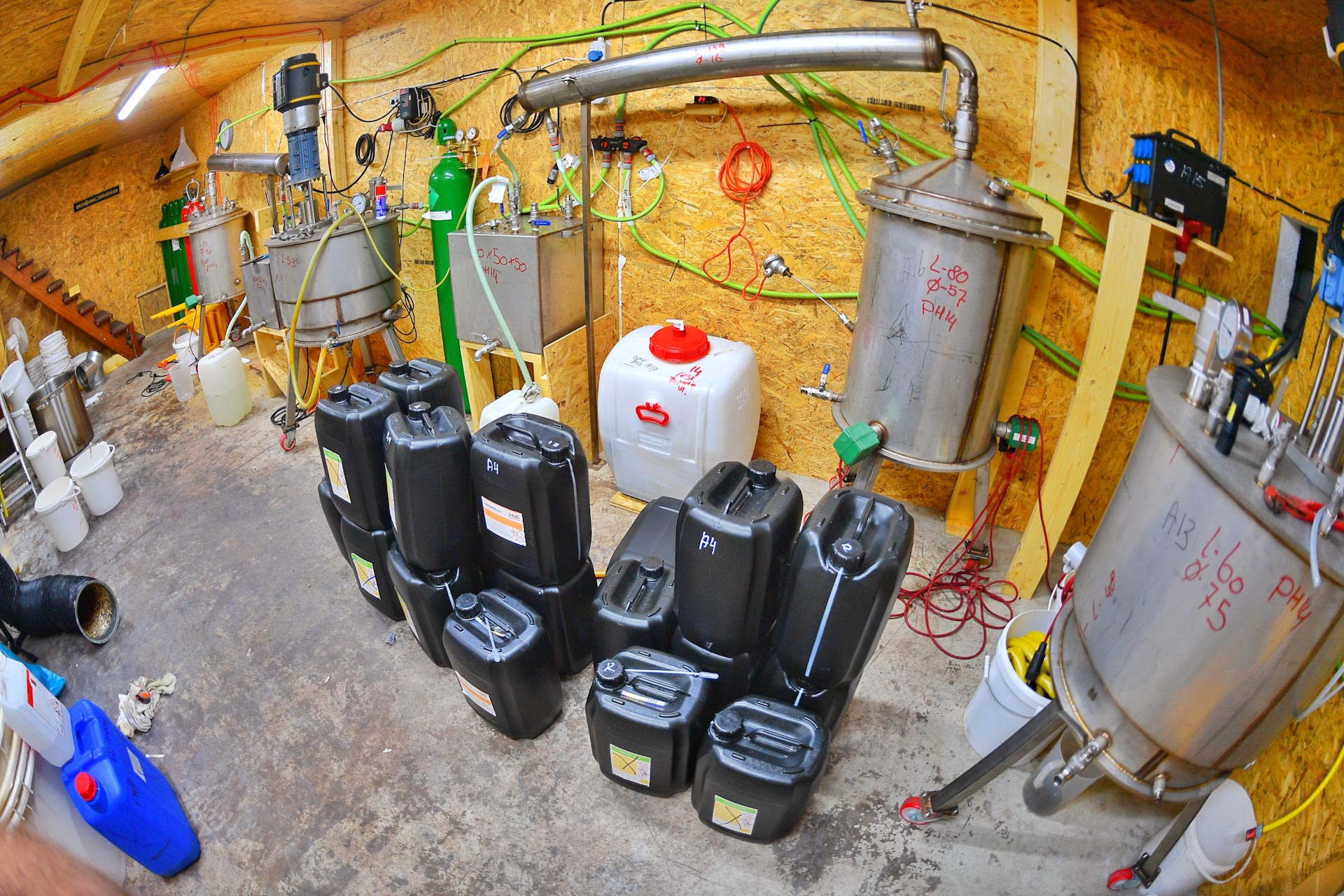 Foto’s: Binnenkijken in groot drugslab Maarheeze