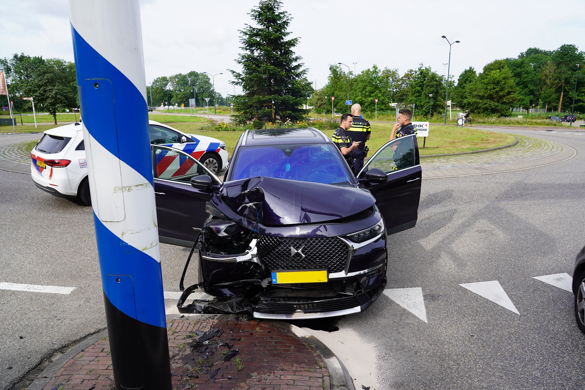 Bestuurder ramt verkeerspaal en vlucht te voet