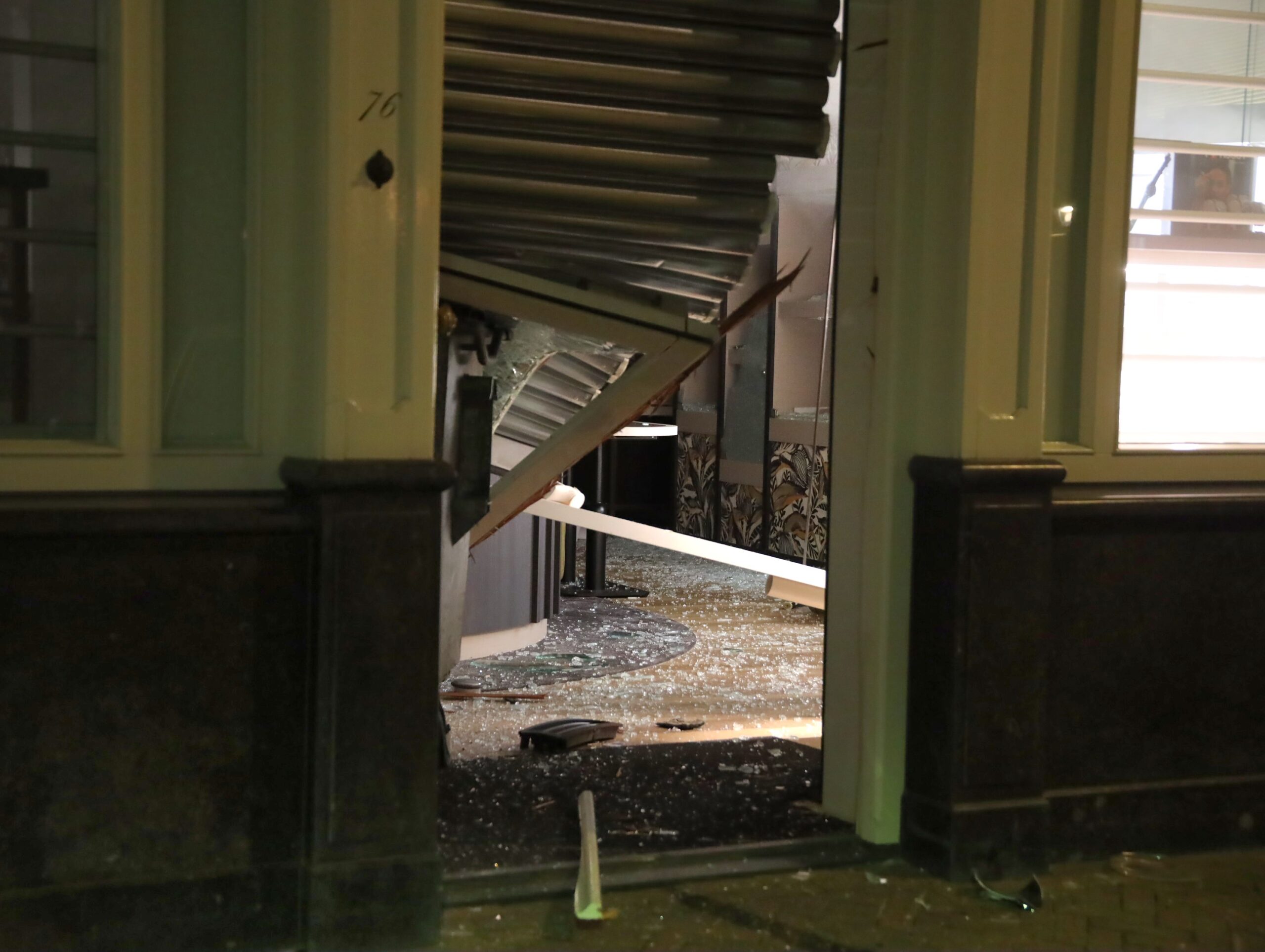 Ramkraak op juwelier met gestolen auto, daders nemen buit mee en vluchten