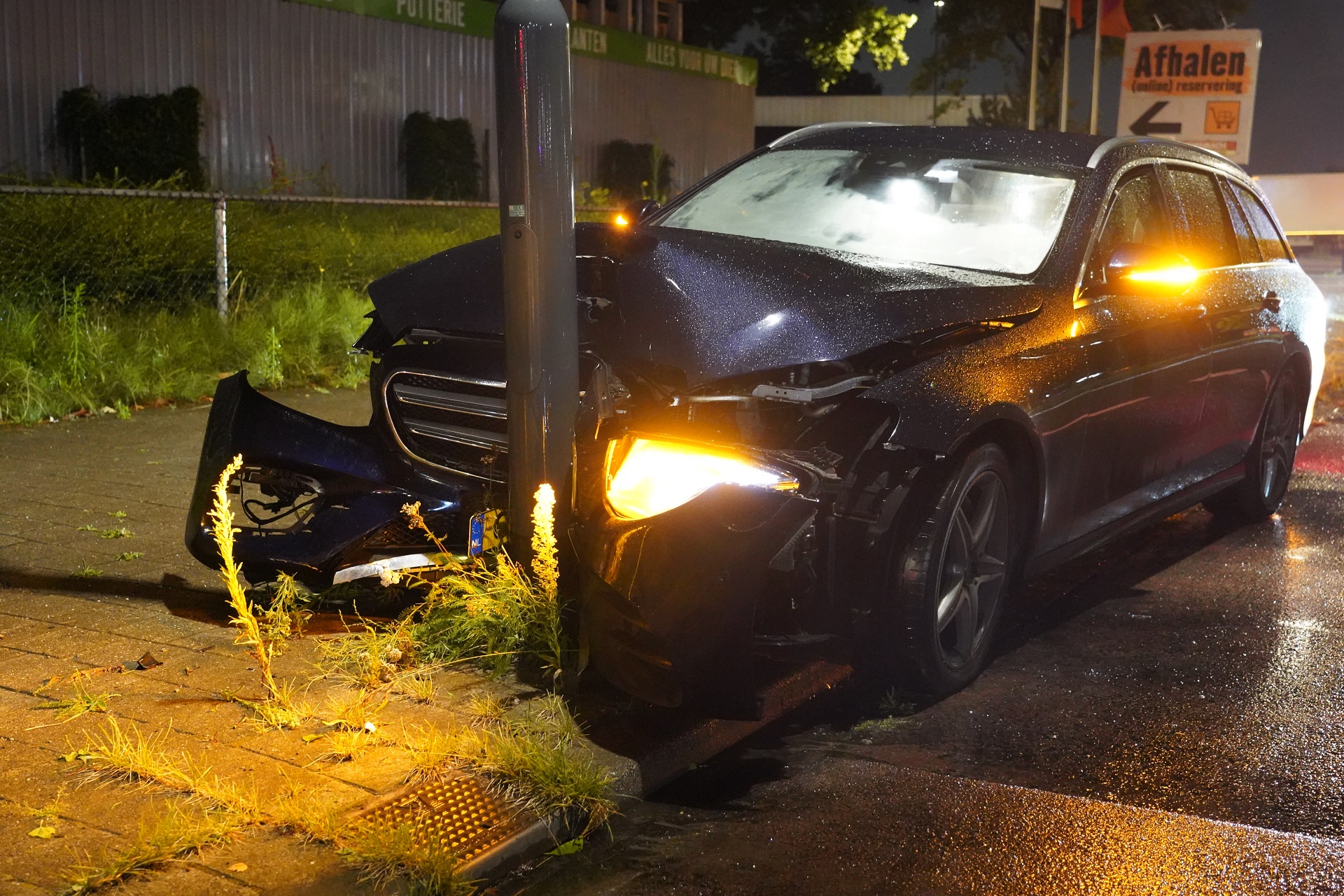 Putdeksels eraf door noodweer, drie auto’s beschadigd